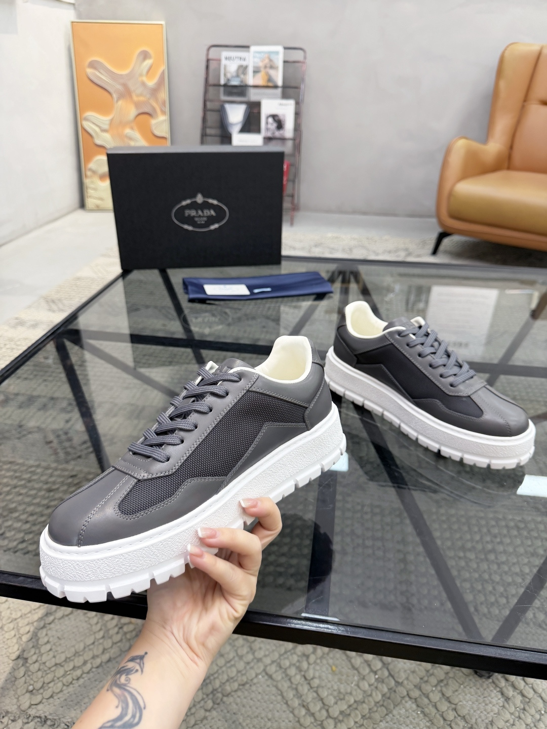 P430 P 🔍顶级代购🇮🇹 普 炸街男神休闲鞋新品来袭超人气爆款专柜同步，鞋面意大利进口原版光滑牛皮搭配网布面料，高品质压印标志复杂拼接工艺，透气舒适牛皮内里垫，增高时尚简易版面男神风格，鞋底：原厂特供原版发泡大底，原厂跟单货🔍高品质，可随意进出专柜，欢迎对比，码数 38-44（订 45 46 ）