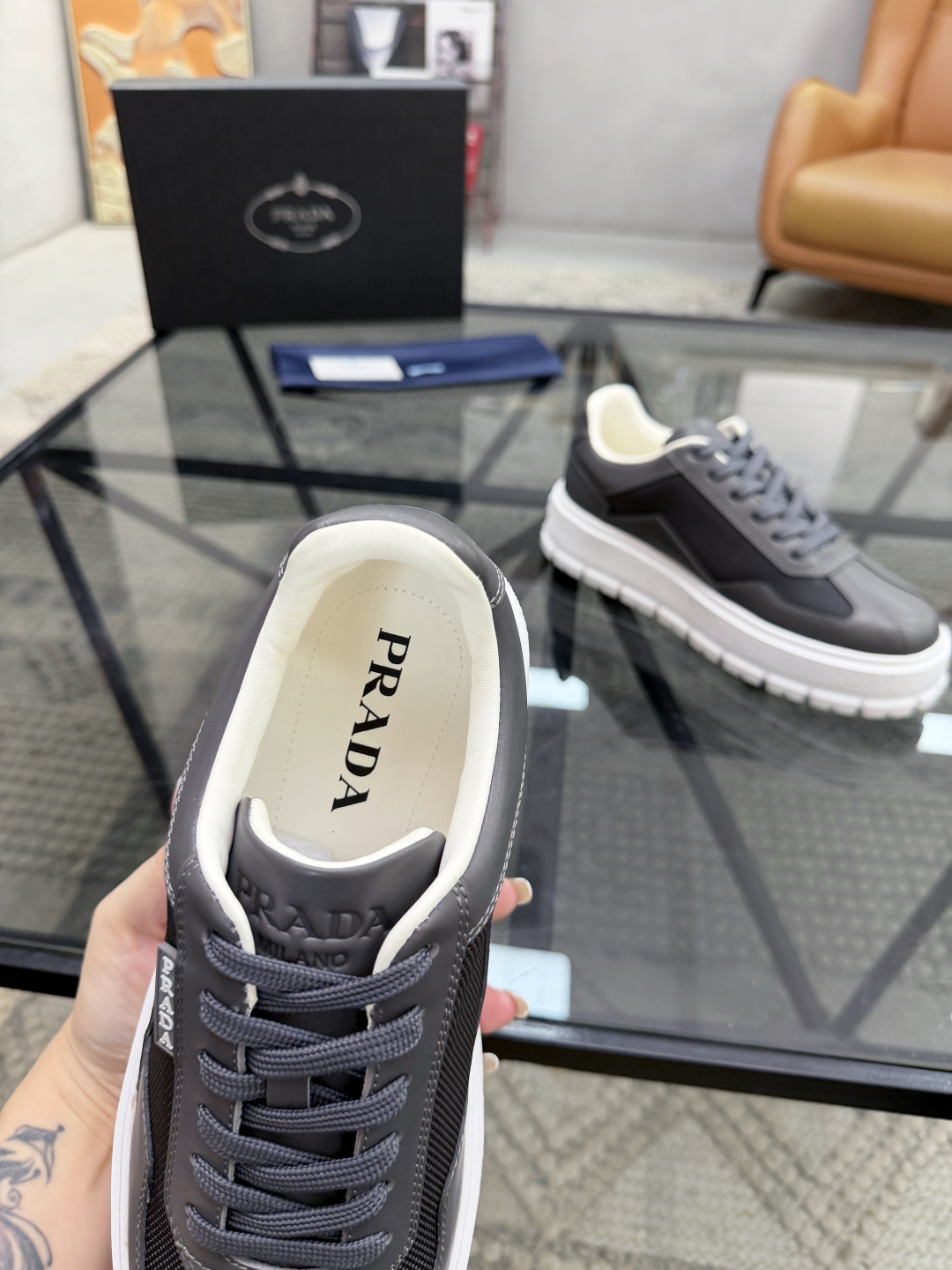 P430 P 🔍顶级代购🇮🇹 普 炸街男神休闲鞋新品来袭超人气爆款专柜同步，鞋面意大利进口原版光滑牛皮搭配网布面料，高品质压印标志复杂拼接工艺，透气舒适牛皮内里垫，增高时尚简易版面男神风格，鞋底：原厂特供原版发泡大底，原厂跟单货🔍高品质，可随意进出专柜，欢迎对比，码数 38-44（订 45 46 ）