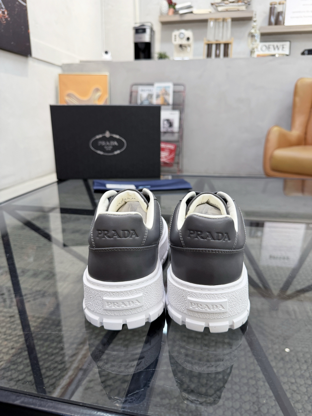 P430 P 🔍顶级代购🇮🇹 普 炸街男神休闲鞋新品来袭超人气爆款专柜同步，鞋面意大利进口原版光滑牛皮搭配网布面料，高品质压印标志复杂拼接工艺，透气舒适牛皮内里垫，增高时尚简易版面男神风格，鞋底：原厂特供原版发泡大底，原厂跟单货🔍高品质，可随意进出专柜，欢迎对比，码数 38-44（订 45 46 ）