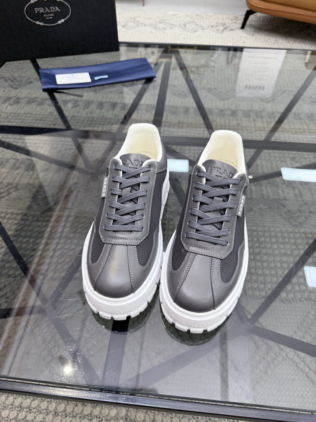 P430 P 🔍顶级代购🇮🇹 普 炸街男神休闲鞋新品来袭超人气爆款专柜同步，鞋面意大利进口原版光滑牛皮搭配网布面料，高品质压印标志复杂拼接工艺，透气舒适牛皮内里垫，增高时尚简易版面男神风格，鞋底：原厂特供原版发泡大底，原厂跟单货🔍高品质，可随意进出专柜，欢迎对比，码数 38-44（订 45 46 ）