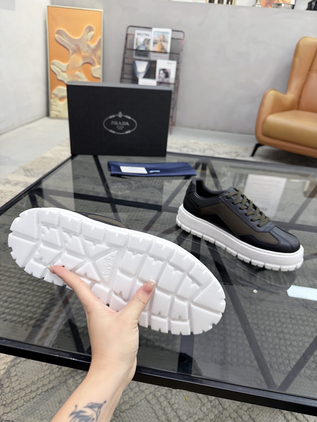 P430 P 🔍顶级代购🇮🇹 普 炸街男神休闲鞋新品来袭超人气爆款专柜同步，鞋面意大利进口原版光滑牛皮搭配网布面料，高品质压印标志复杂拼接工艺，透气舒适牛皮内里垫，增高时尚简易版面男神风格，鞋底：原厂特供原版发泡大底，原厂跟单货🔍高品质，可随意进出专柜，欢迎对比，码数 38-44（订 45 46 ）