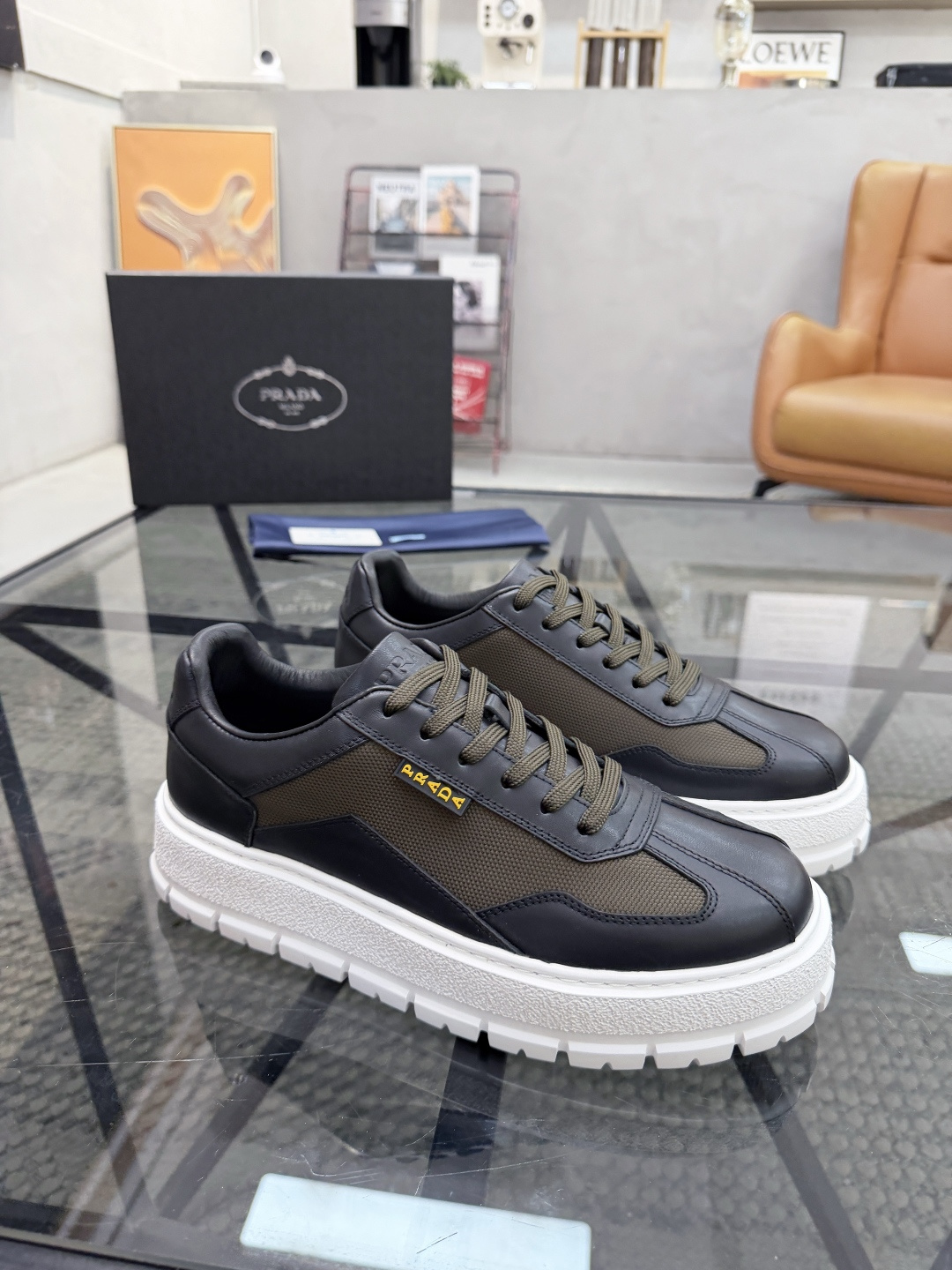 P430 P 🔍顶级代购🇮🇹 普 炸街男神休闲鞋新品来袭超人气爆款专柜同步，鞋面意大利进口原版光滑牛皮搭配网布面料，高品质压印标志复杂拼接工艺，透气舒适牛皮内里垫，增高时尚简易版面男神风格，鞋底：原厂特供原版发泡大底，原厂跟单货🔍高品质，可随意进出专柜，欢迎对比，码数 38-44（订 45 46 ）