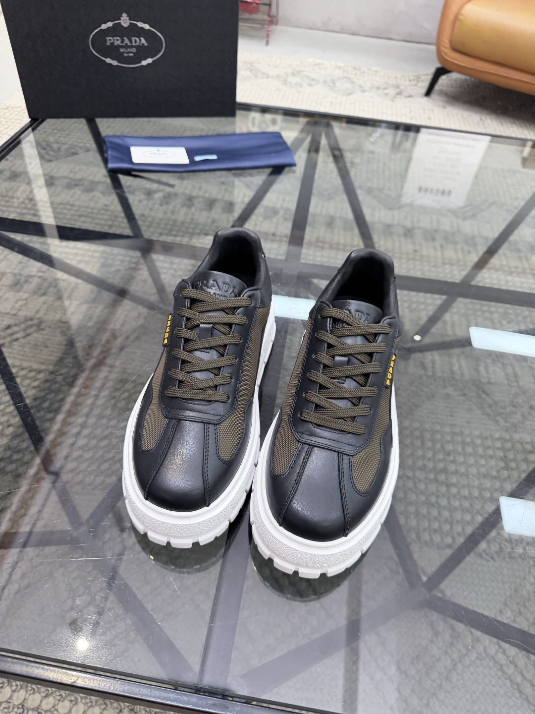 P430 P 🔍顶级代购🇮🇹 普 炸街男神休闲鞋新品来袭超人气爆款专柜同步，鞋面意大利进口原版光滑牛皮搭配网布面料，高品质压印标志复杂拼接工艺，透气舒适牛皮内里垫，增高时尚简易版面男神风格，鞋底：原厂特供原版发泡大底，原厂跟单货🔍高品质，可随意进出专柜，欢迎对比，码数 38-44（订 45 46 ）