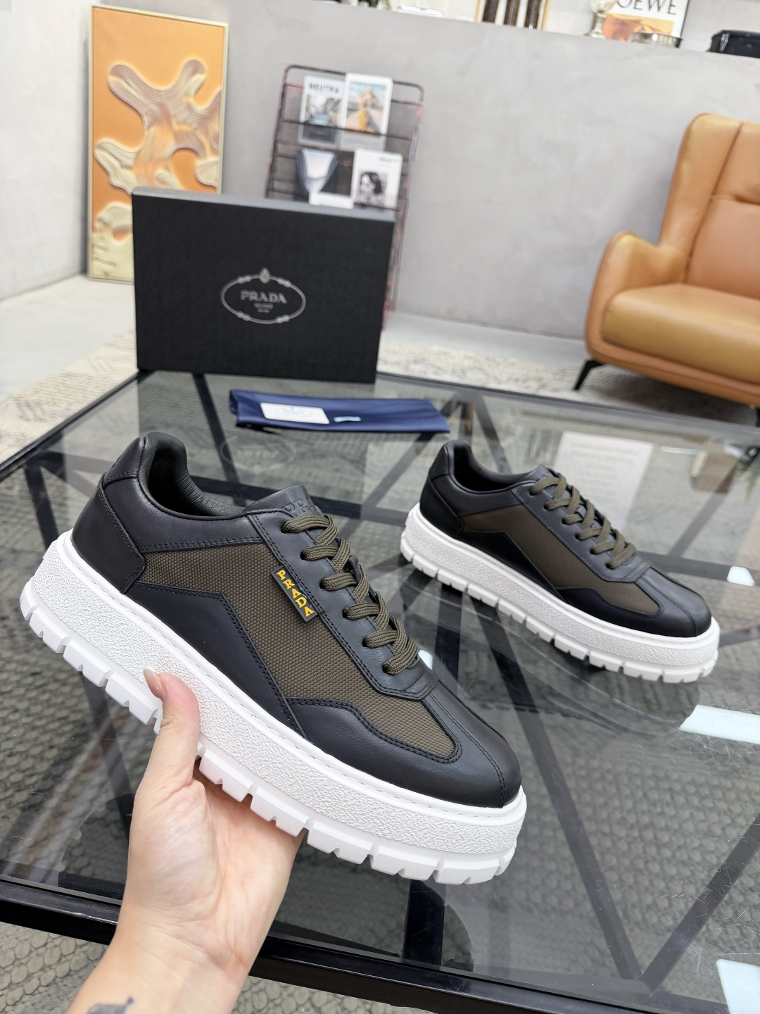 P430 P 🔍顶级代购🇮🇹 普 炸街男神休闲鞋新品来袭超人气爆款专柜同步，鞋面意大利进口原版光滑牛皮搭配网布面料，高品质压印标志复杂拼接工艺，透气舒适牛皮内里垫，增高时尚简易版面男神风格，鞋底：原厂特供原版发泡大底，原厂跟单货🔍高品质，可随意进出专柜，欢迎对比，码数 38-44（订 45 46 ）