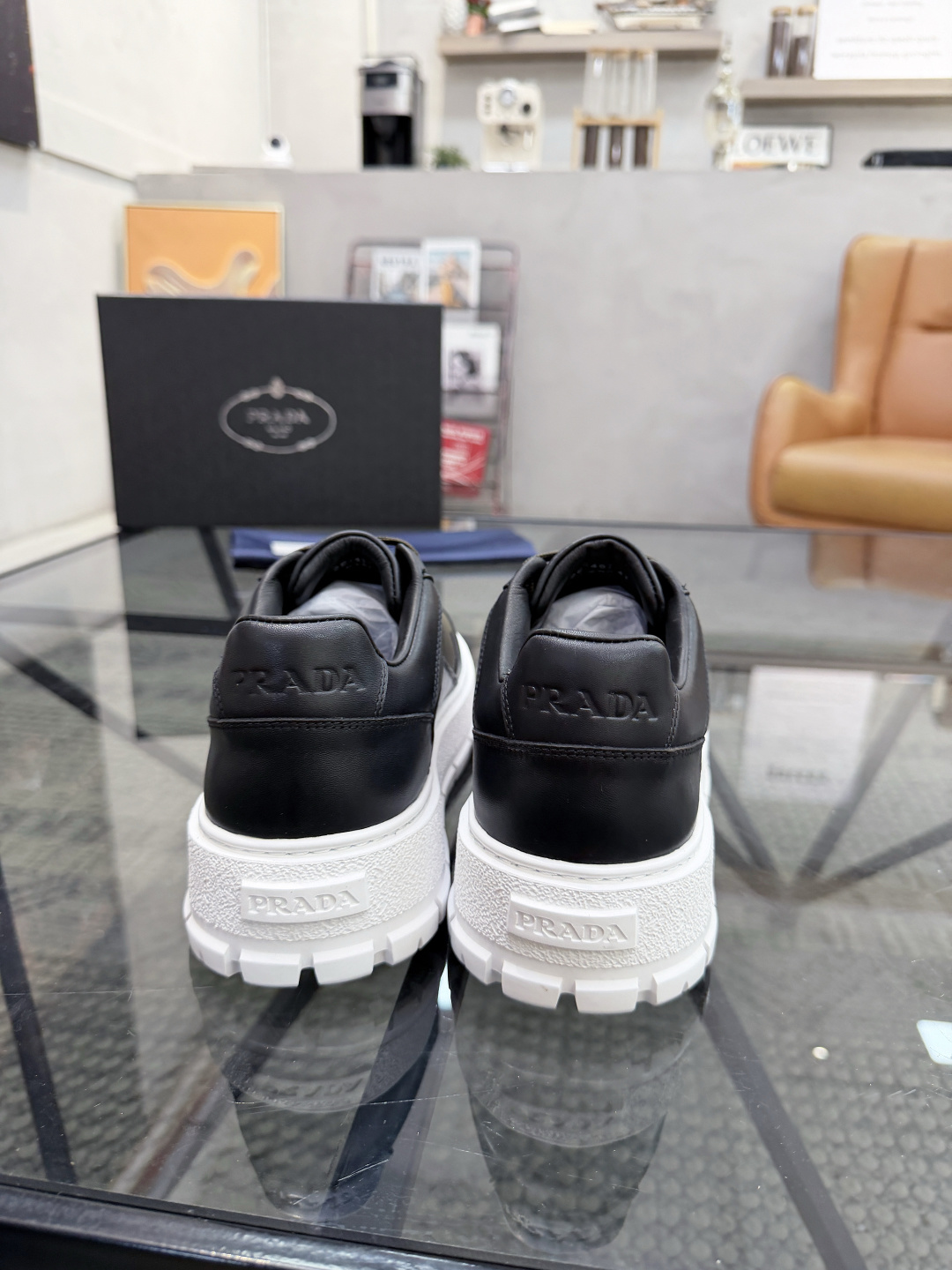 P430 P 🔍顶级代购🇮🇹 普 炸街男神休闲鞋新品来袭超人气爆款专柜同步，鞋面意大利进口原版光滑牛皮搭配网布面料，高品质压印标志复杂拼接工艺，透气舒适牛皮内里垫，增高时尚简易版面男神风格，鞋底：原厂特供原版发泡大底，原厂跟单货🔍高品质，可随意进出专柜，欢迎对比，码数 38-44（订 45 46 ）