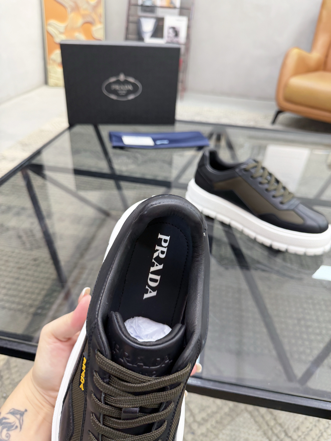 P430 P 🔍顶级代购🇮🇹 普 炸街男神休闲鞋新品来袭超人气爆款专柜同步，鞋面意大利进口原版光滑牛皮搭配网布面料，高品质压印标志复杂拼接工艺，透气舒适牛皮内里垫，增高时尚简易版面男神风格，鞋底：原厂特供原版发泡大底，原厂跟单货🔍高品质，可随意进出专柜，欢迎对比，码数 38-44（订 45 46 ）