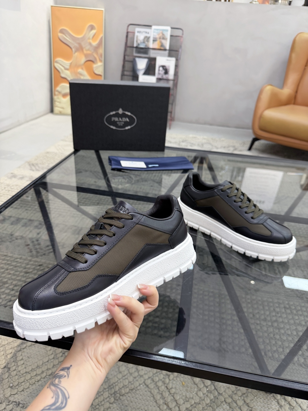 P430 P 🔍顶级代购🇮🇹 普 炸街男神休闲鞋新品来袭超人气爆款专柜同步，鞋面意大利进口原版光滑牛皮搭配网布面料，高品质压印标志复杂拼接工艺，透气舒适牛皮内里垫，增高时尚简易版面男神风格，鞋底：原厂特供原版发泡大底，原厂跟单货🔍高品质，可随意进出专柜，欢迎对比，码数 38-44（订 45 46 ）