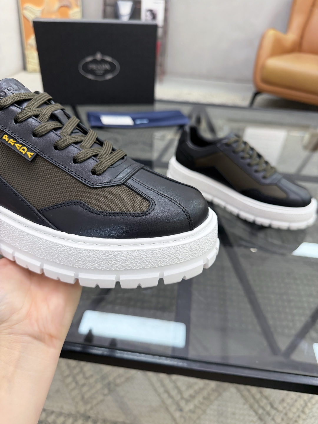 P430 P 🔍顶级代购🇮🇹 普 炸街男神休闲鞋新品来袭超人气爆款专柜同步，鞋面意大利进口原版光滑牛皮搭配网布面料，高品质压印标志复杂拼接工艺，透气舒适牛皮内里垫，增高时尚简易版面男神风格，鞋底：原厂特供原版发泡大底，原厂跟单货🔍高品质，可随意进出专柜，欢迎对比，码数 38-44（订 45 46 ）