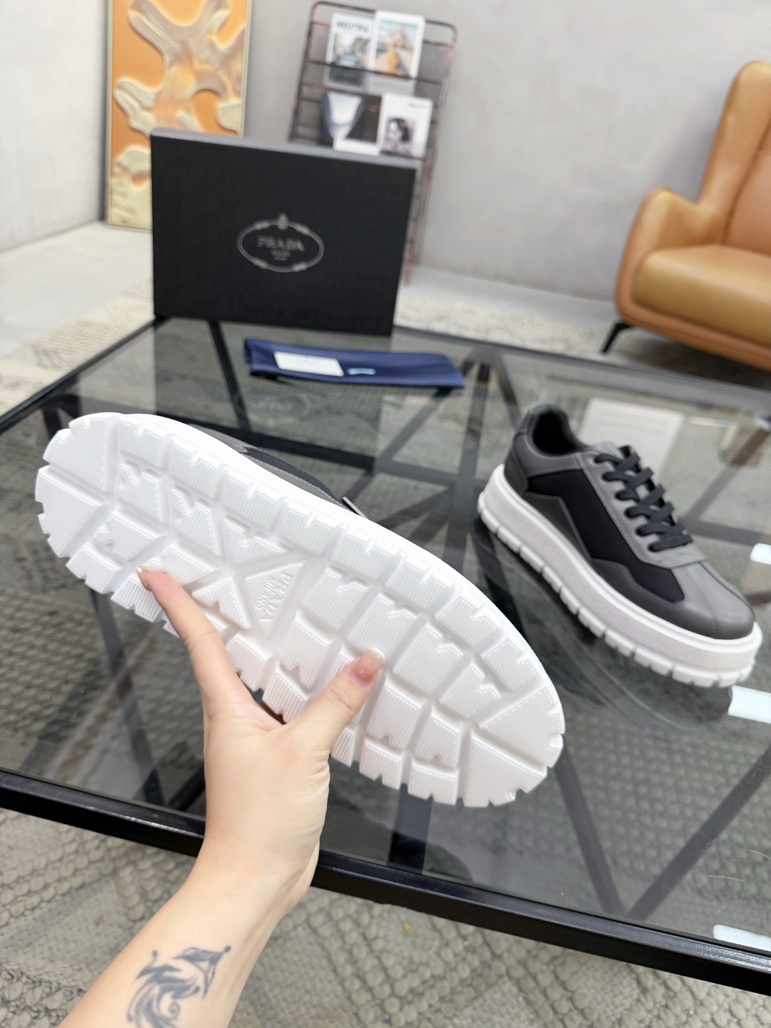 P430 P 🔍顶级代购🇮🇹 普 炸街男神休闲鞋新品来袭超人气爆款专柜同步，鞋面意大利进口原版光滑牛皮搭配网布面料，高品质压印标志复杂拼接工艺，透气舒适牛皮内里垫，增高时尚简易版面男神风格，鞋底：原厂特供原版发泡大底，原厂跟单货🔍高品质，可随意进出专柜，欢迎对比，码数 38-44（订 45 46 ）