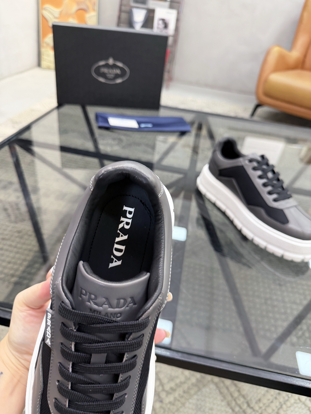 P430 P 🔍顶级代购🇮🇹 普 炸街男神休闲鞋新品来袭超人气爆款专柜同步，鞋面意大利进口原版光滑牛皮搭配网布面料，高品质压印标志复杂拼接工艺，透气舒适牛皮内里垫，增高时尚简易版面男神风格，鞋底：原厂特供原版发泡大底，原厂跟单货🔍高品质，可随意进出专柜，欢迎对比，码数 38-44（订 45 46 ）