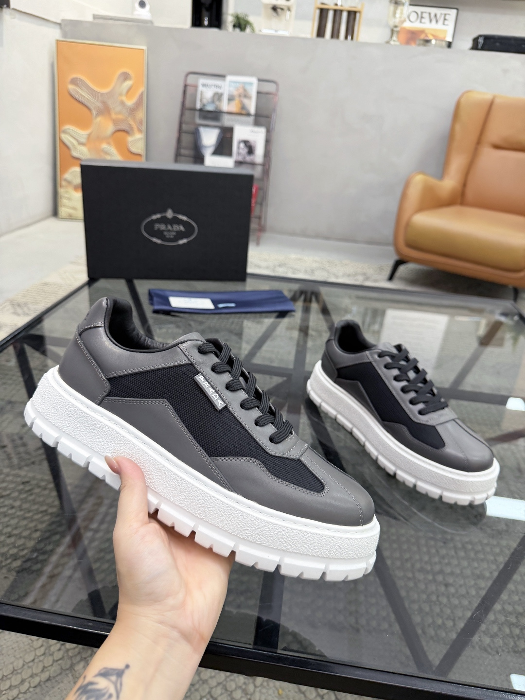 P430 P 🔍顶级代购🇮🇹 普 炸街男神休闲鞋新品来袭超人气爆款专柜同步，鞋面意大利进口原版光滑牛皮搭配网布面料，高品质压印标志复杂拼接工艺，透气舒适牛皮内里垫，增高时尚简易版面男神风格，鞋底：原厂特供原版发泡大底，原厂跟单货🔍高品质，可随意进出专柜，欢迎对比，码数 38-44（订 45 46 ）