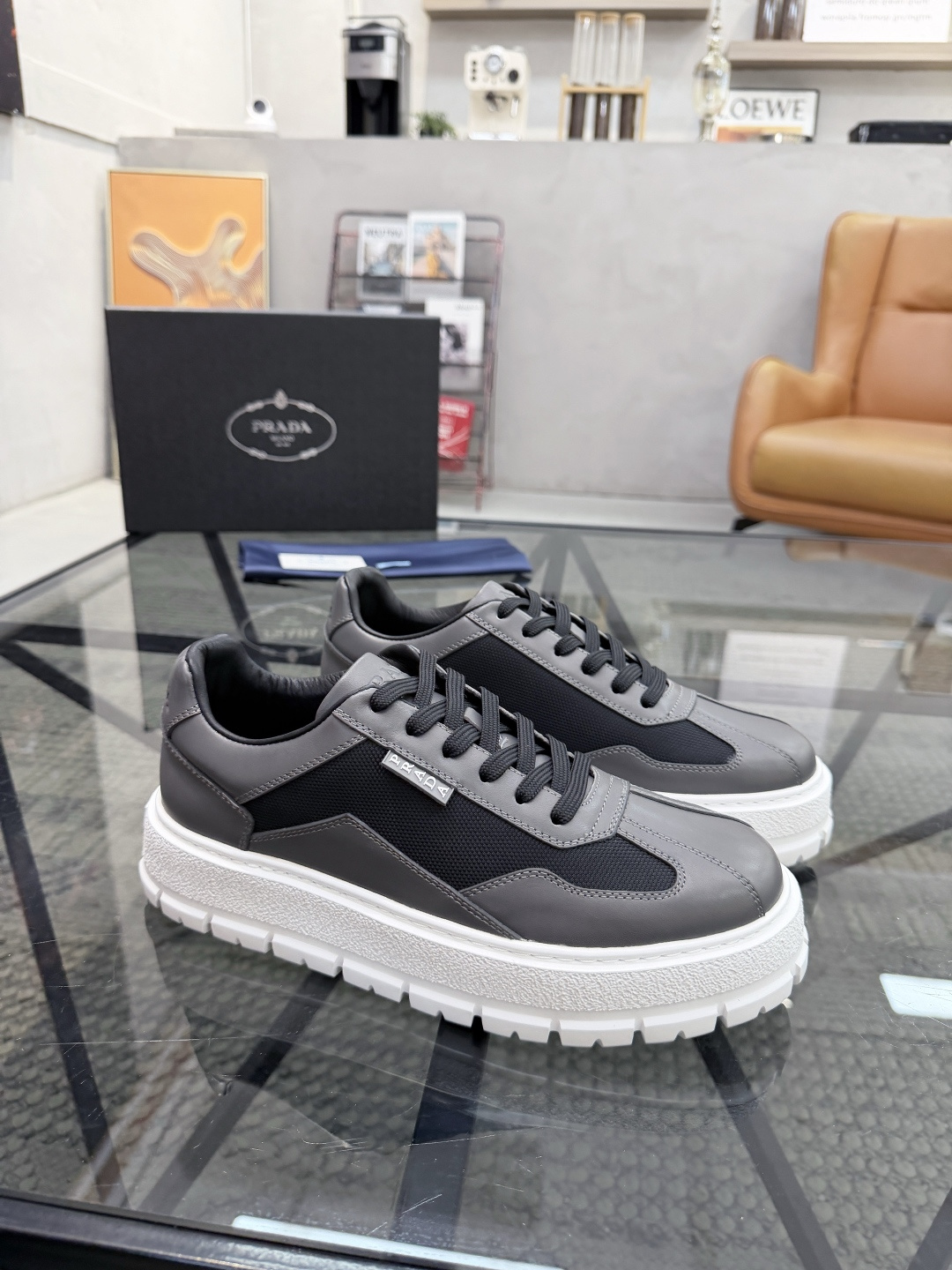 P430 P 🔍顶级代购🇮🇹 普 炸街男神休闲鞋新品来袭超人气爆款专柜同步，鞋面意大利进口原版光滑牛皮搭配网布面料，高品质压印标志复杂拼接工艺，透气舒适牛皮内里垫，增高时尚简易版面男神风格，鞋底：原厂特供原版发泡大底，原厂跟单货🔍高品质，可随意进出专柜，欢迎对比，码数 38-44（订 45 46 ）