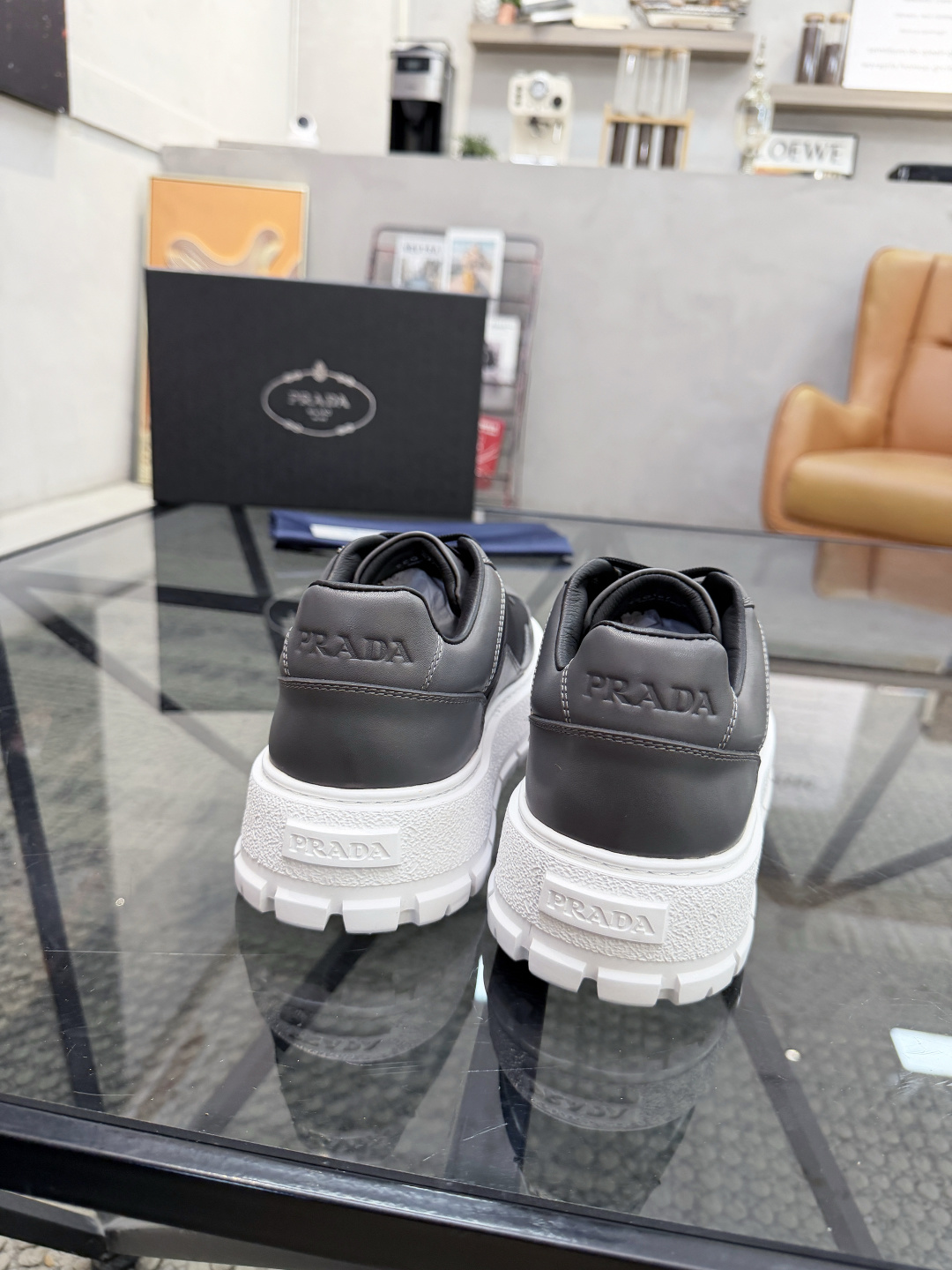 P430 P 🔍顶级代购🇮🇹 普 炸街男神休闲鞋新品来袭超人气爆款专柜同步，鞋面意大利进口原版光滑牛皮搭配网布面料，高品质压印标志复杂拼接工艺，透气舒适牛皮内里垫，增高时尚简易版面男神风格，鞋底：原厂特供原版发泡大底，原厂跟单货🔍高品质，可随意进出专柜，欢迎对比，码数 38-44（订 45 46 ）