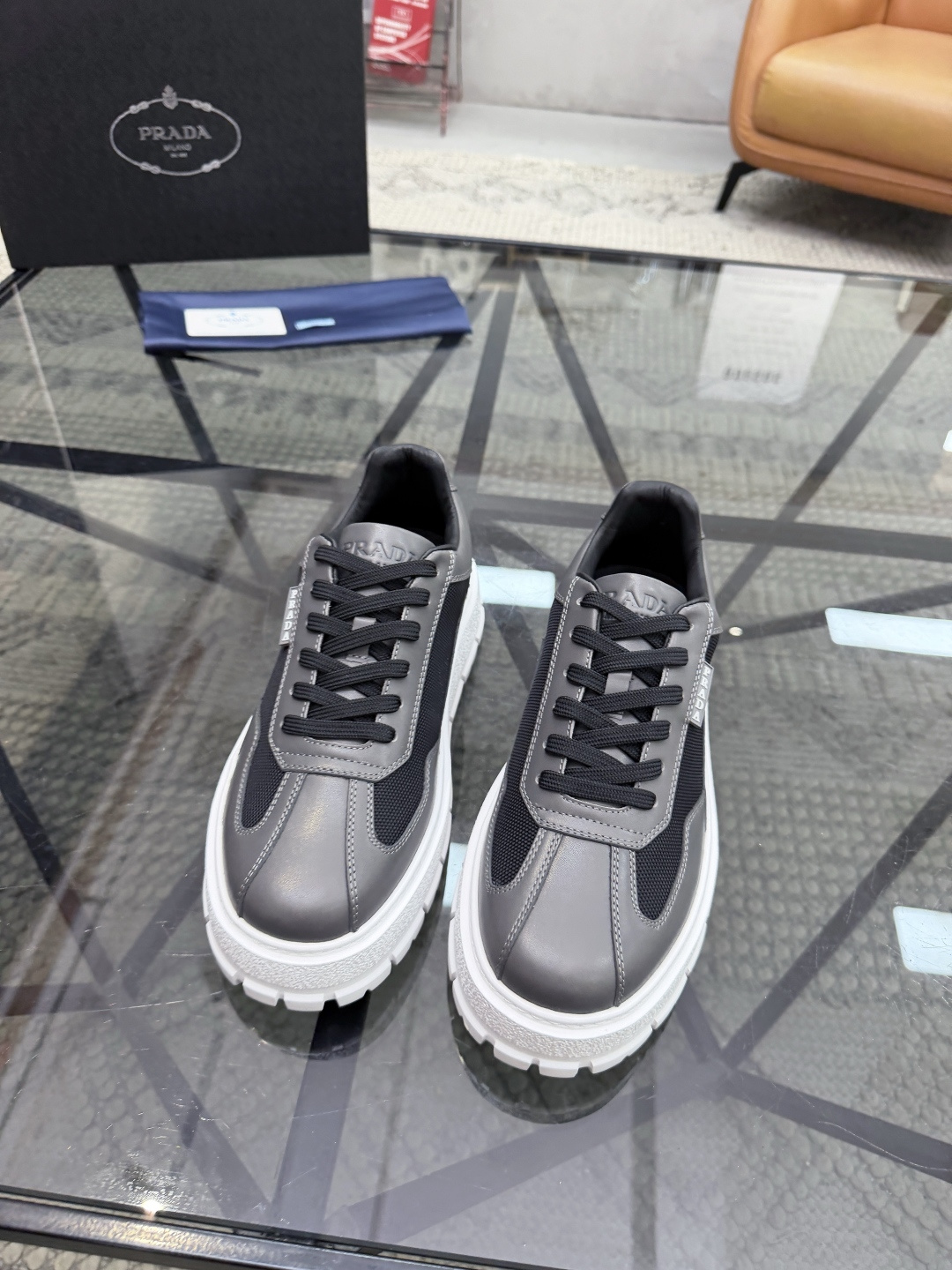 P430 P 🔍顶级代购🇮🇹 普 炸街男神休闲鞋新品来袭超人气爆款专柜同步，鞋面意大利进口原版光滑牛皮搭配网布面料，高品质压印标志复杂拼接工艺，透气舒适牛皮内里垫，增高时尚简易版面男神风格，鞋底：原厂特供原版发泡大底，原厂跟单货🔍高品质，可随意进出专柜，欢迎对比，码数 38-44（订 45 46 ）