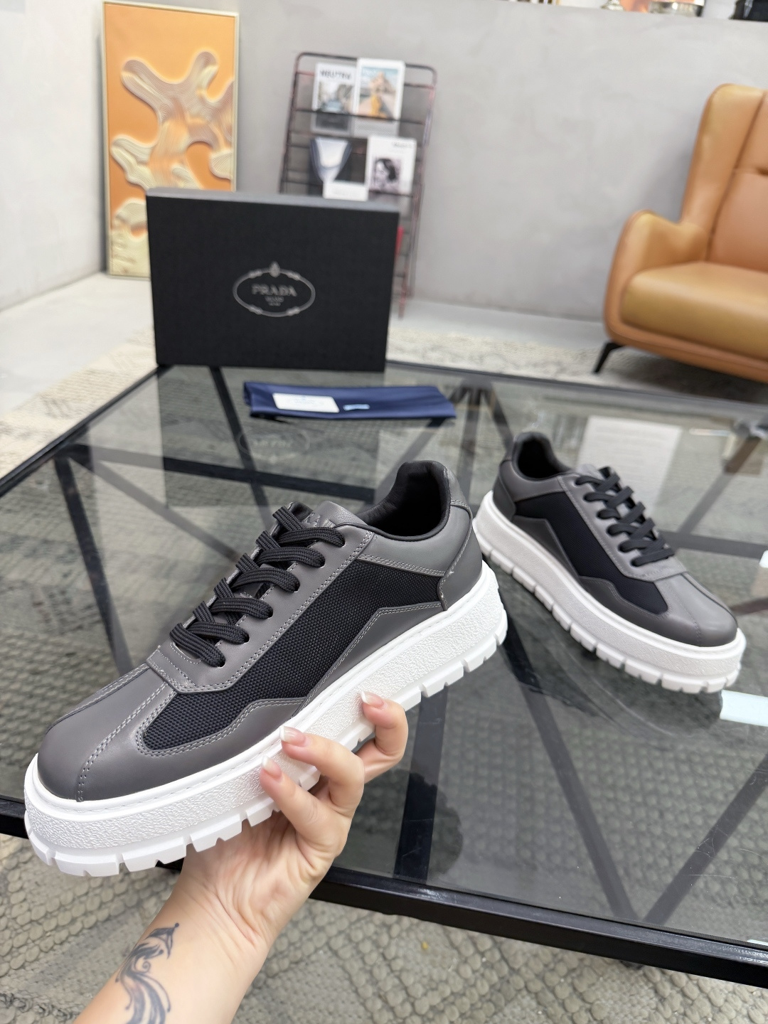 P430 P 🔍顶级代购🇮🇹 普 炸街男神休闲鞋新品来袭超人气爆款专柜同步，鞋面意大利进口原版光滑牛皮搭配网布面料，高品质压印标志复杂拼接工艺，透气舒适牛皮内里垫，增高时尚简易版面男神风格，鞋底：原厂特供原版发泡大底，原厂跟单货🔍高品质，可随意进出专柜，欢迎对比，码数 38-44（订 45 46 ）