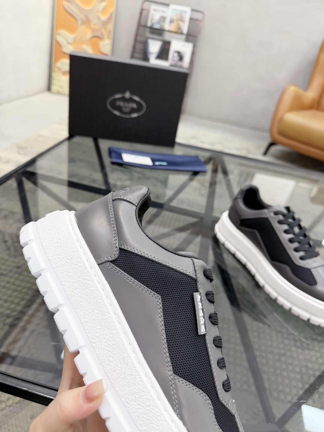 P430 P 🔍顶级代购🇮🇹 普 炸街男神休闲鞋新品来袭超人气爆款专柜同步，鞋面意大利进口原版光滑牛皮搭配网布面料，高品质压印标志复杂拼接工艺，透气舒适牛皮内里垫，增高时尚简易版面男神风格，鞋底：原厂特供原版发泡大底，原厂跟单货🔍高品质，可随意进出专柜，欢迎对比，码数 38-44（订 45 46 ）