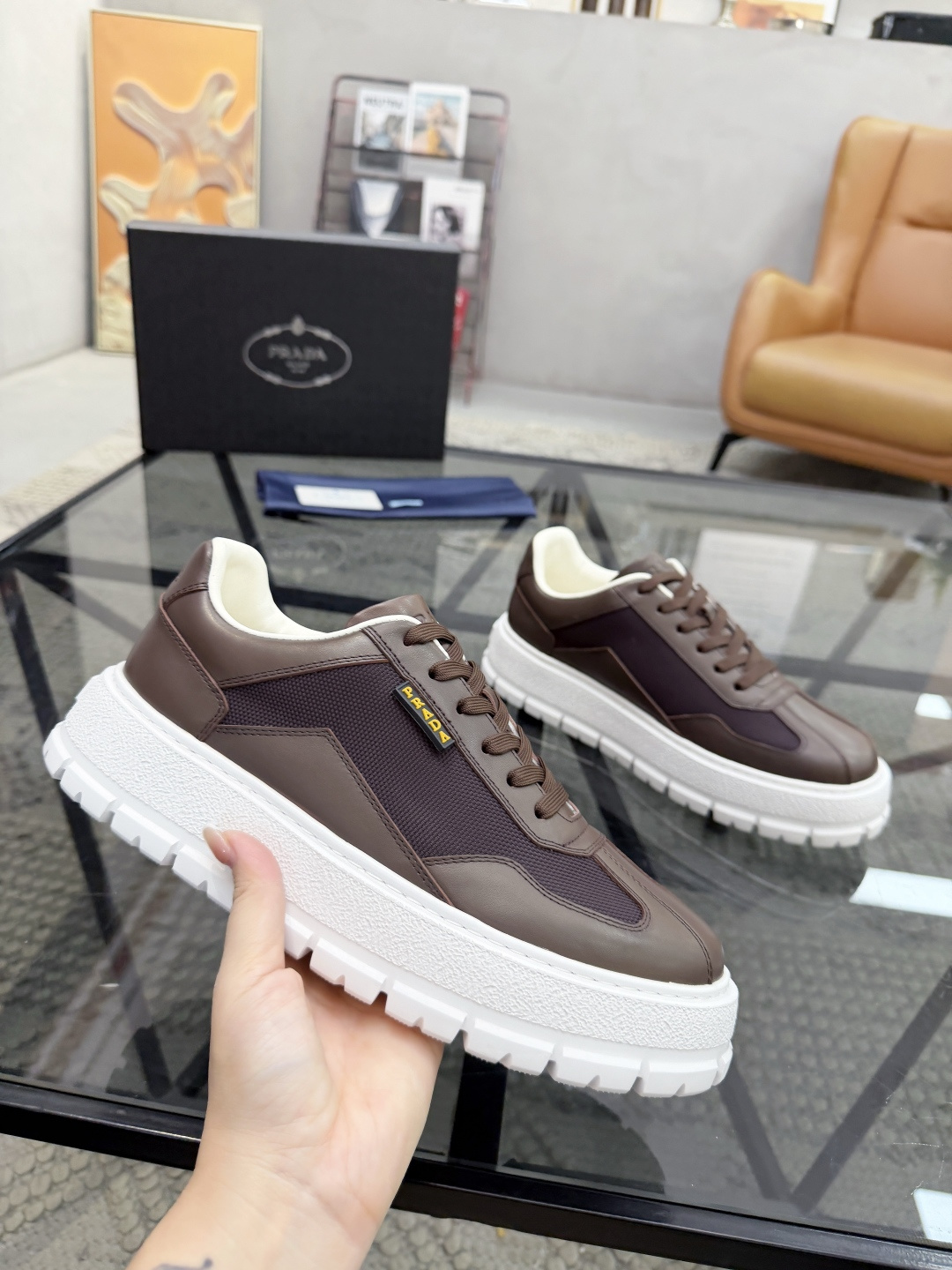 P430 P 🔍顶级代购🇮🇹 普 炸街男神休闲鞋新品来袭超人气爆款专柜同步，鞋面意大利进口原版光滑牛皮搭配网布面料，高品质压印标志复杂拼接工艺，透气舒适牛皮内里垫，增高时尚简易版面男神风格，鞋底：原厂特供原版发泡大底，原厂跟单货🔍高品质，可随意进出专柜，欢迎对比，码数 38-44（订 45 46 ）