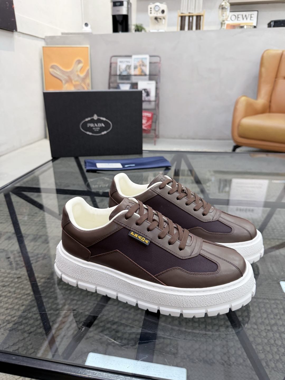 P430 P 🔍顶级代购🇮🇹 普 炸街男神休闲鞋新品来袭超人气爆款专柜同步，鞋面意大利进口原版光滑牛皮搭配网布面料，高品质压印标志复杂拼接工艺，透气舒适牛皮内里垫，增高时尚简易版面男神风格，鞋底：原厂特供原版发泡大底，原厂跟单货🔍高品质，可随意进出专柜，欢迎对比，码数 38-44（订 45 46 ）