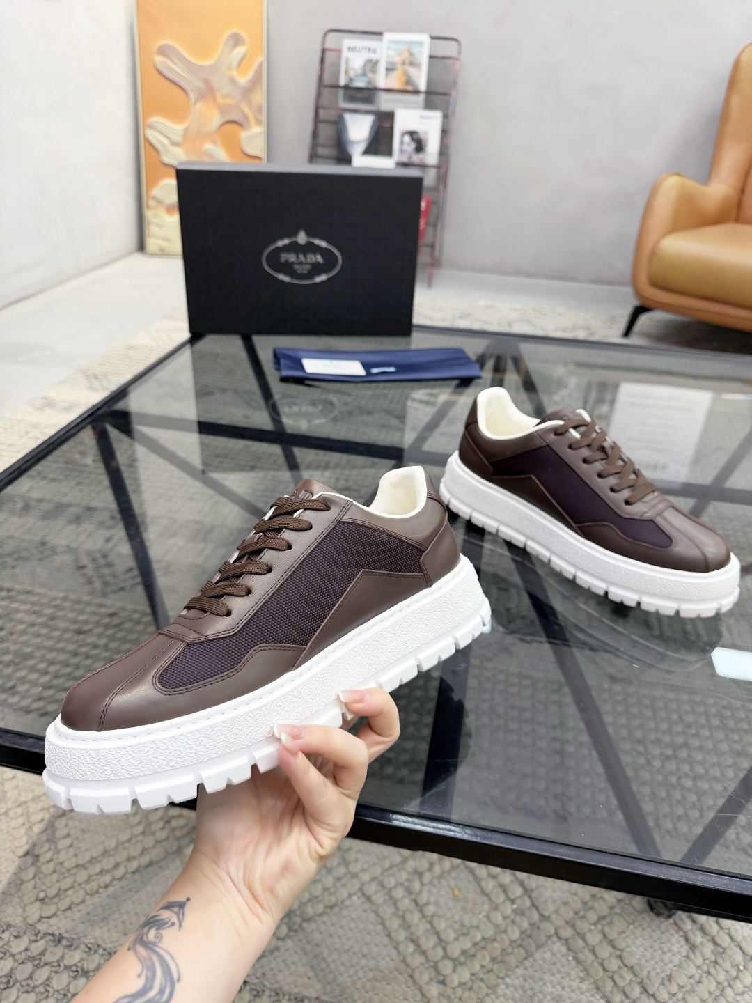 P430 P 🔍顶级代购🇮🇹 普 炸街男神休闲鞋新品来袭超人气爆款专柜同步，鞋面意大利进口原版光滑牛皮搭配网布面料，高品质压印标志复杂拼接工艺，透气舒适牛皮内里垫，增高时尚简易版面男神风格，鞋底：原厂特供原版发泡大底，原厂跟单货🔍高品质，可随意进出专柜，欢迎对比，码数 38-44（订 45 46 ）