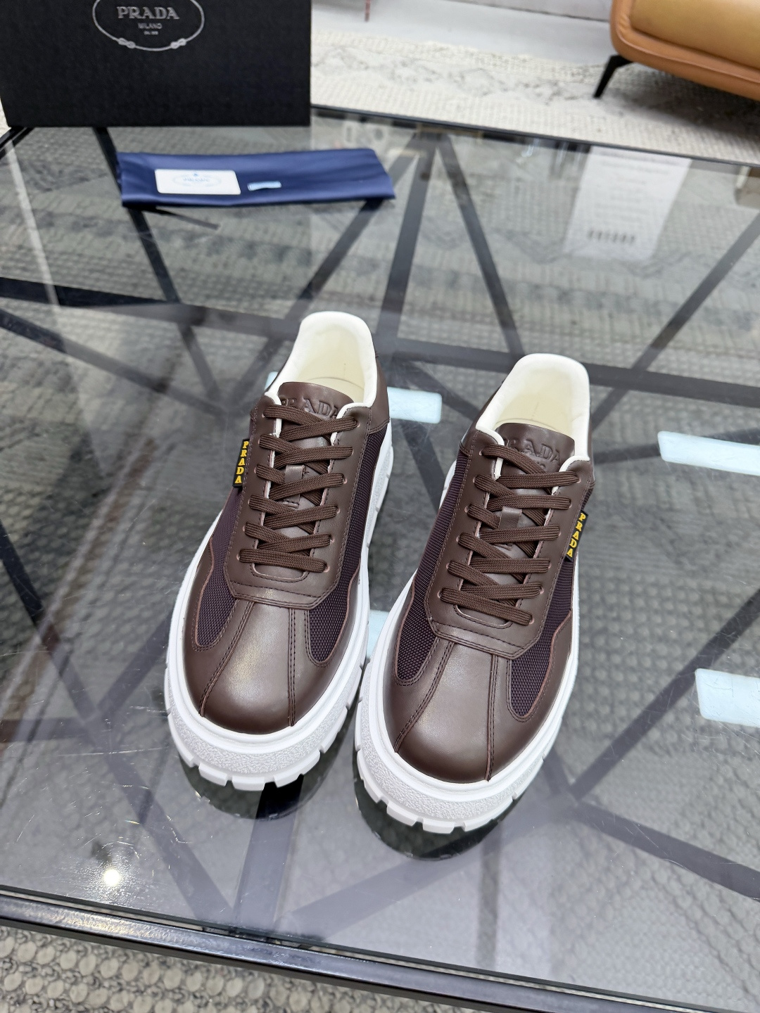 P430 P 🔍顶级代购🇮🇹 普 炸街男神休闲鞋新品来袭超人气爆款专柜同步，鞋面意大利进口原版光滑牛皮搭配网布面料，高品质压印标志复杂拼接工艺，透气舒适牛皮内里垫，增高时尚简易版面男神风格，鞋底：原厂特供原版发泡大底，原厂跟单货🔍高品质，可随意进出专柜，欢迎对比，码数 38-44（订 45 46 ）