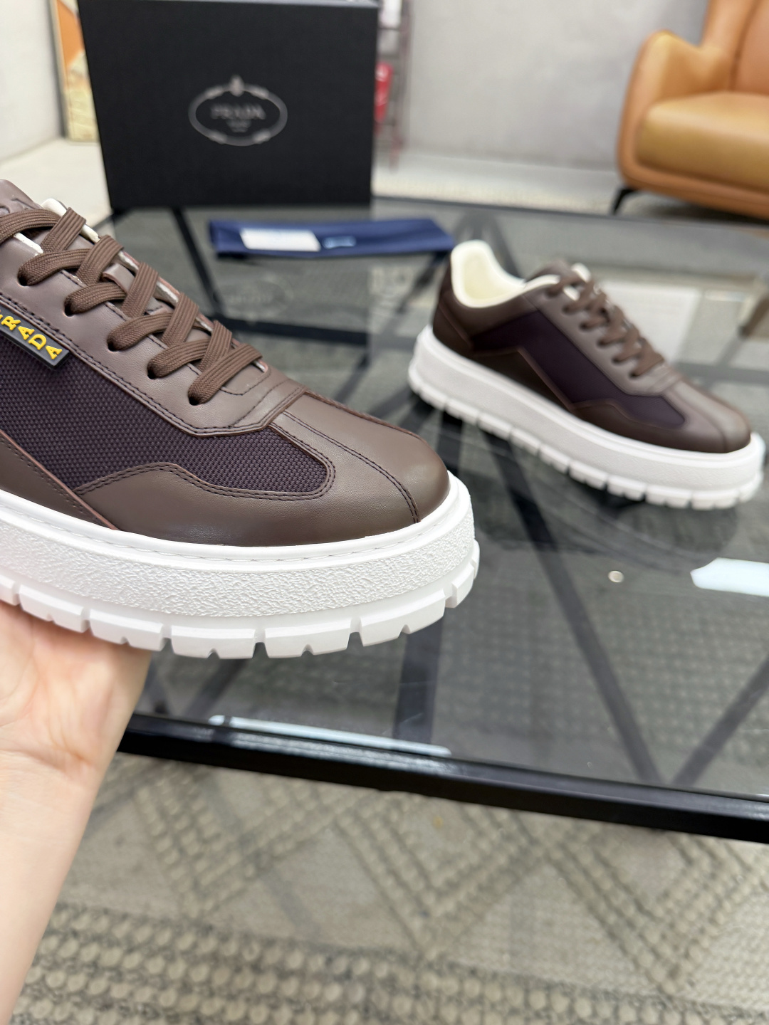 P430 P 🔍顶级代购🇮🇹 普 炸街男神休闲鞋新品来袭超人气爆款专柜同步，鞋面意大利进口原版光滑牛皮搭配网布面料，高品质压印标志复杂拼接工艺，透气舒适牛皮内里垫，增高时尚简易版面男神风格，鞋底：原厂特供原版发泡大底，原厂跟单货🔍高品质，可随意进出专柜，欢迎对比，码数 38-44（订 45 46 ）