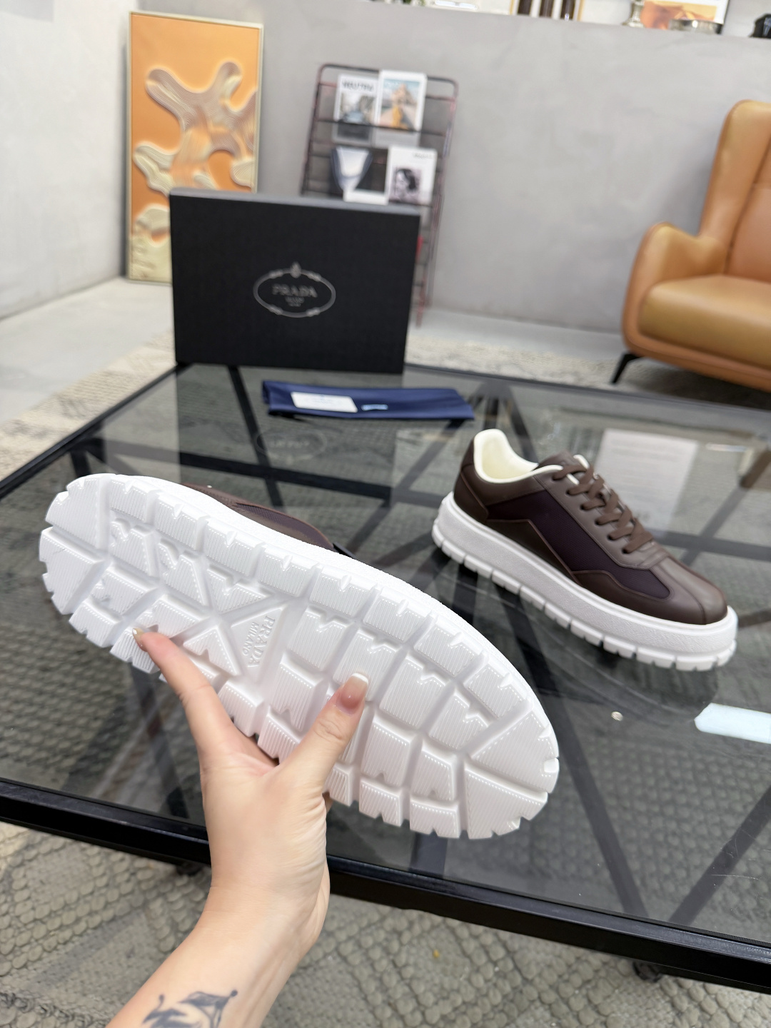 P430 P 🔍顶级代购🇮🇹 普 炸街男神休闲鞋新品来袭超人气爆款专柜同步，鞋面意大利进口原版光滑牛皮搭配网布面料，高品质压印标志复杂拼接工艺，透气舒适牛皮内里垫，增高时尚简易版面男神风格，鞋底：原厂特供原版发泡大底，原厂跟单货🔍高品质，可随意进出专柜，欢迎对比，码数 38-44（订 45 46 ）