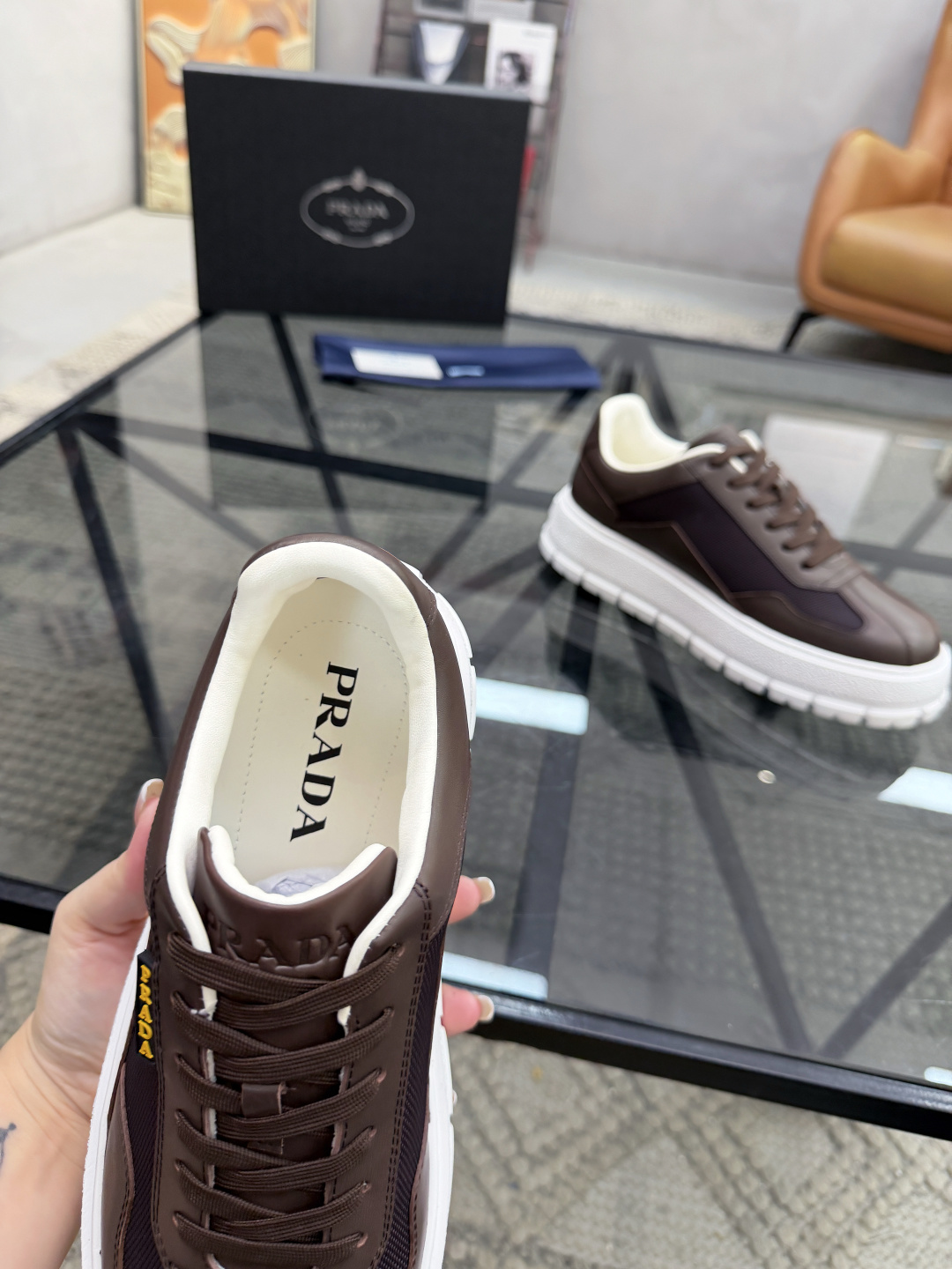 P430 P 🔍顶级代购🇮🇹 普 炸街男神休闲鞋新品来袭超人气爆款专柜同步，鞋面意大利进口原版光滑牛皮搭配网布面料，高品质压印标志复杂拼接工艺，透气舒适牛皮内里垫，增高时尚简易版面男神风格，鞋底：原厂特供原版发泡大底，原厂跟单货🔍高品质，可随意进出专柜，欢迎对比，码数 38-44（订 45 46 ）