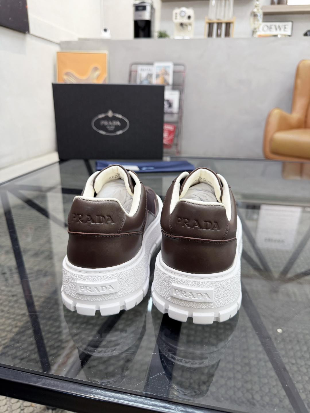 P430 P 🔍顶级代购🇮🇹 普 炸街男神休闲鞋新品来袭超人气爆款专柜同步，鞋面意大利进口原版光滑牛皮搭配网布面料，高品质压印标志复杂拼接工艺，透气舒适牛皮内里垫，增高时尚简易版面男神风格，鞋底：原厂特供原版发泡大底，原厂跟单货🔍高品质，可随意进出专柜，欢迎对比，码数 38-44（订 45 46 ）