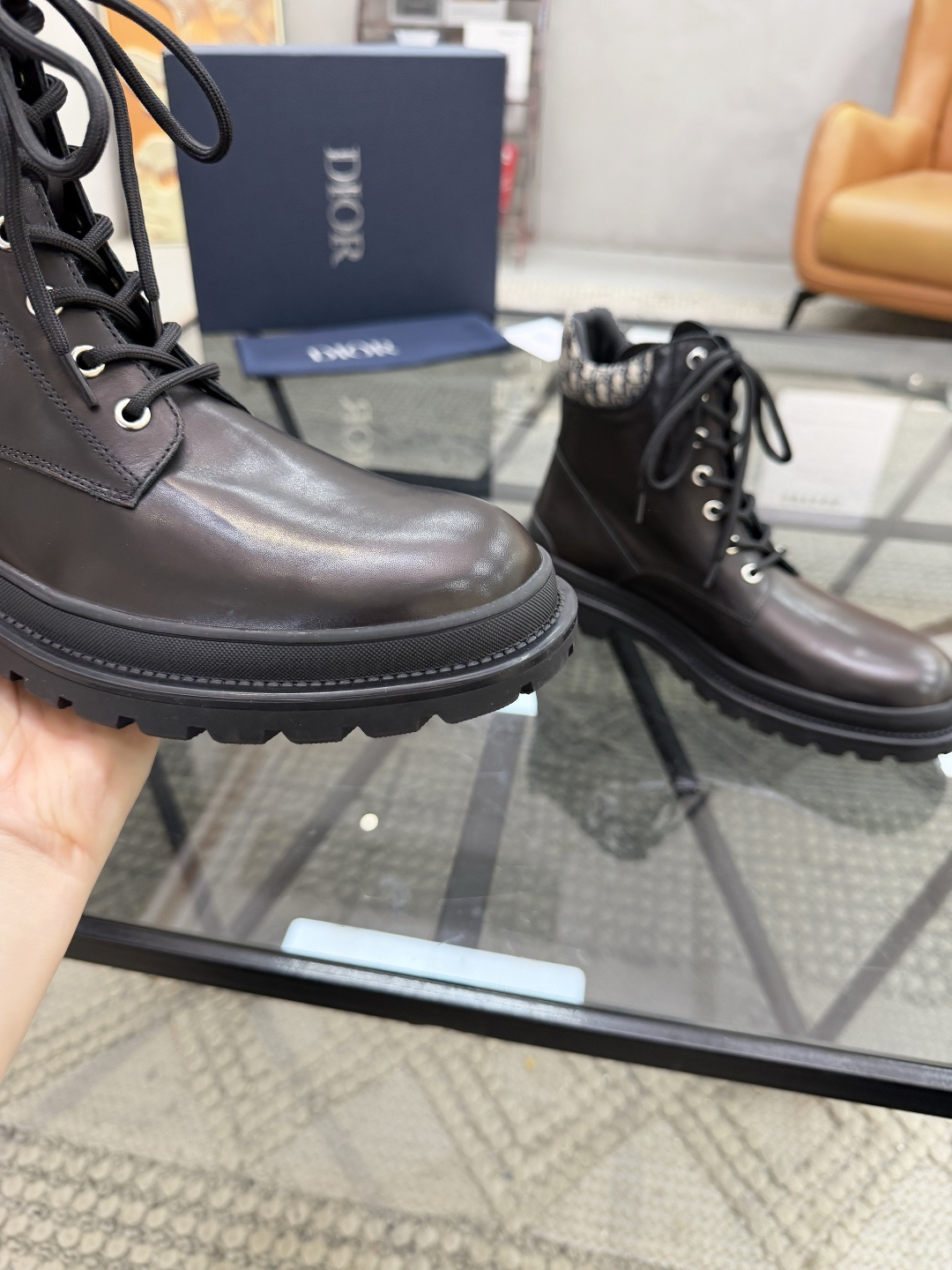 P500 D 🔍顶级代购🇮🇹 迪 炸街男神高帮靴子休闲皮鞋新品来袭超人气爆款专柜同步，鞋面意大利进口原版光滑牛皮搭配D布面料，高品质走线D标志复杂拼接工艺，透气舒适牛皮内里垫，增高时尚版面男神风格，鞋底：原厂特供原版橡胶大底，独家活动成型底超级舒适，原厂跟单货 🔍🔍高品质，可随意进出专柜，欢迎对比，码数 39-44（订 38 45 ）