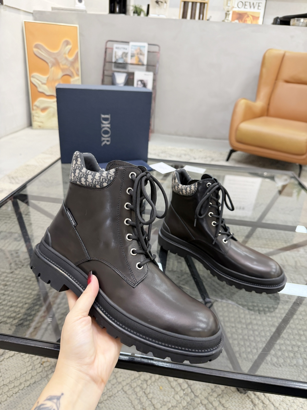 P500 D 🔍顶级代购🇮🇹 迪 炸街男神高帮靴子休闲皮鞋新品来袭超人气爆款专柜同步，鞋面意大利进口原版光滑牛皮搭配D布面料，高品质走线D标志复杂拼接工艺，透气舒适牛皮内里垫，增高时尚版面男神风格，鞋底：原厂特供原版橡胶大底，独家活动成型底超级舒适，原厂跟单货 🔍🔍高品质，可随意进出专柜，欢迎对比，码数 39-44（订 38 45 ）