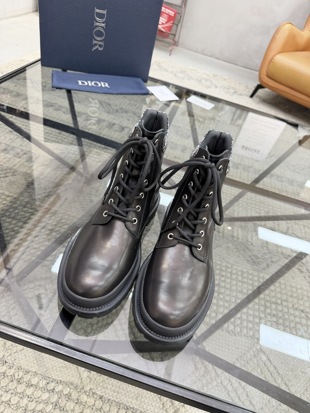 P500 D 🔍顶级代购🇮🇹 迪 炸街男神高帮靴子休闲皮鞋新品来袭超人气爆款专柜同步，鞋面意大利进口原版光滑牛皮搭配D布面料，高品质走线D标志复杂拼接工艺，透气舒适牛皮内里垫，增高时尚版面男神风格，鞋底：原厂特供原版橡胶大底，独家活动成型底超级舒适，原厂跟单货 🔍🔍高品质，可随意进出专柜，欢迎对比，码数 39-44（订 38 45 ）