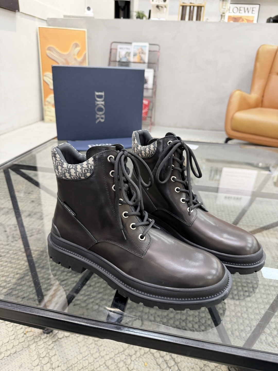 P500 D 🔍顶级代购🇮🇹 迪 炸街男神高帮靴子休闲皮鞋新品来袭超人气爆款专柜同步，鞋面意大利进口原版光滑牛皮搭配D布面料，高品质走线D标志复杂拼接工艺，透气舒适牛皮内里垫，增高时尚版面男神风格，鞋底：原厂特供原版橡胶大底，独家活动成型底超级舒适，原厂跟单货 🔍🔍高品质，可随意进出专柜，欢迎对比，码数 39-44（订 38 45 ）