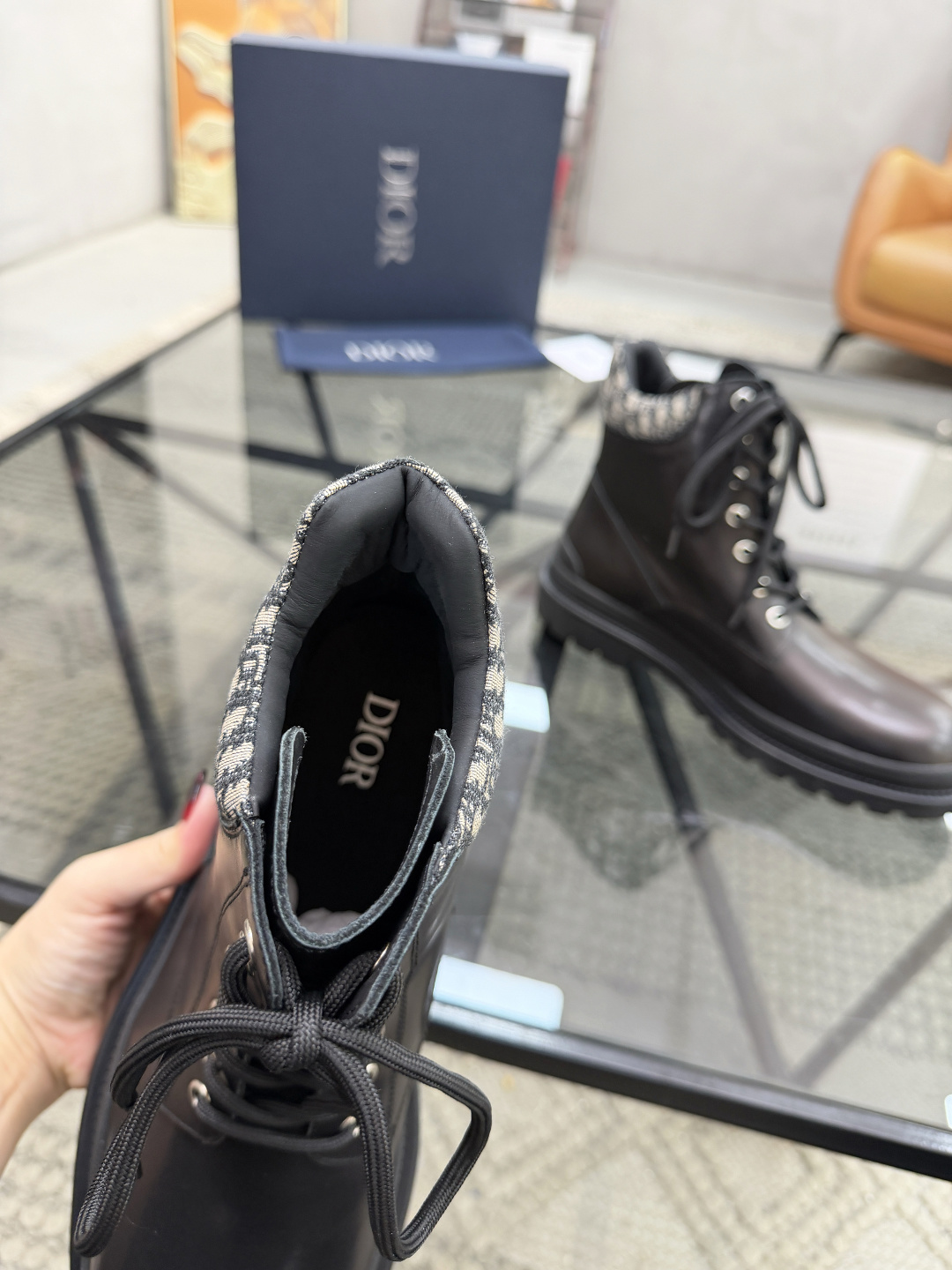 P500 D 🔍顶级代购🇮🇹 迪 炸街男神高帮靴子休闲皮鞋新品来袭超人气爆款专柜同步，鞋面意大利进口原版光滑牛皮搭配D布面料，高品质走线D标志复杂拼接工艺，透气舒适牛皮内里垫，增高时尚版面男神风格，鞋底：原厂特供原版橡胶大底，独家活动成型底超级舒适，原厂跟单货 🔍🔍高品质，可随意进出专柜，欢迎对比，码数 39-44（订 38 45 ）