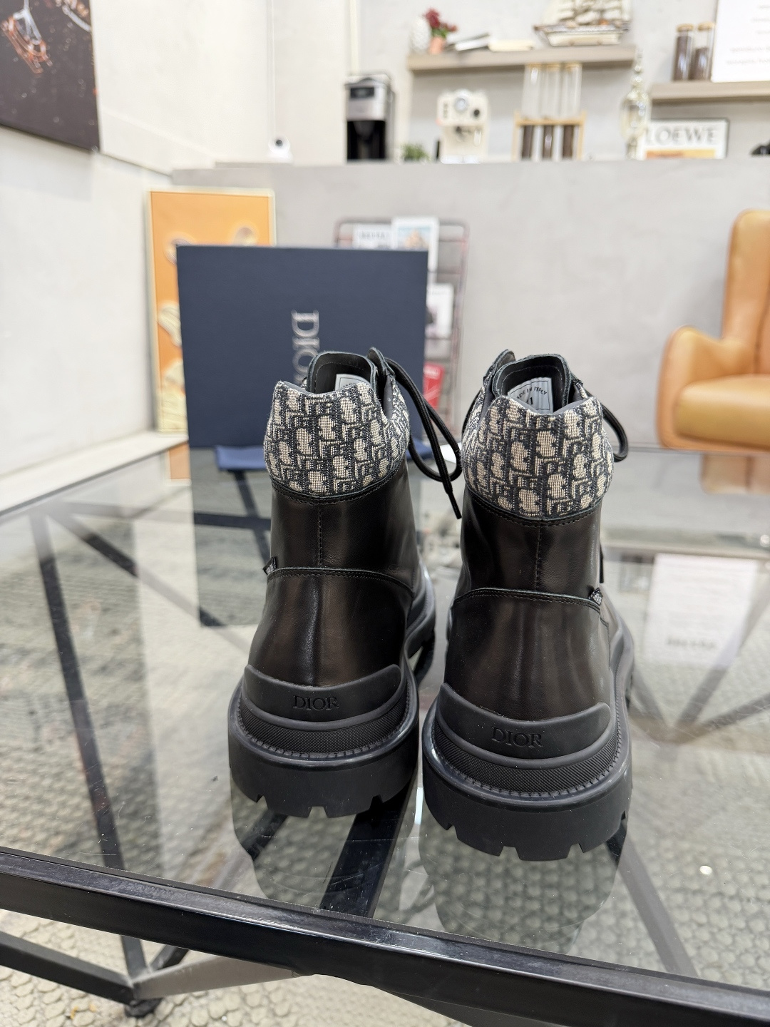 P500 D 🔍顶级代购🇮🇹 迪 炸街男神高帮靴子休闲皮鞋新品来袭超人气爆款专柜同步，鞋面意大利进口原版光滑牛皮搭配D布面料，高品质走线D标志复杂拼接工艺，透气舒适牛皮内里垫，增高时尚版面男神风格，鞋底：原厂特供原版橡胶大底，独家活动成型底超级舒适，原厂跟单货 🔍🔍高品质，可随意进出专柜，欢迎对比，码数 39-44（订 38 45 ）