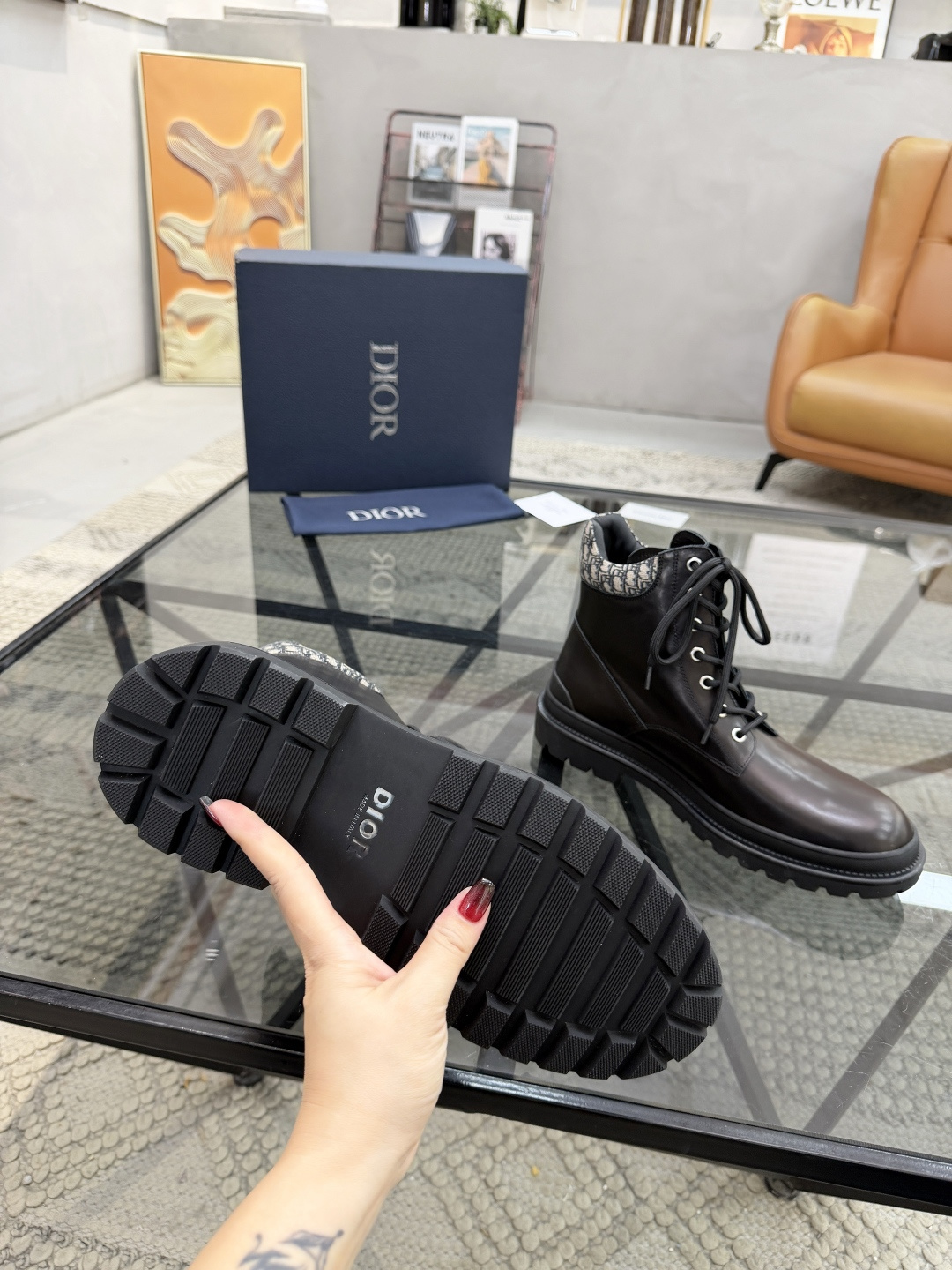 P500 D 🔍顶级代购🇮🇹 迪 炸街男神高帮靴子休闲皮鞋新品来袭超人气爆款专柜同步，鞋面意大利进口原版光滑牛皮搭配D布面料，高品质走线D标志复杂拼接工艺，透气舒适牛皮内里垫，增高时尚版面男神风格，鞋底：原厂特供原版橡胶大底，独家活动成型底超级舒适，原厂跟单货 🔍🔍高品质，可随意进出专柜，欢迎对比，码数 39-44（订 38 45 ）