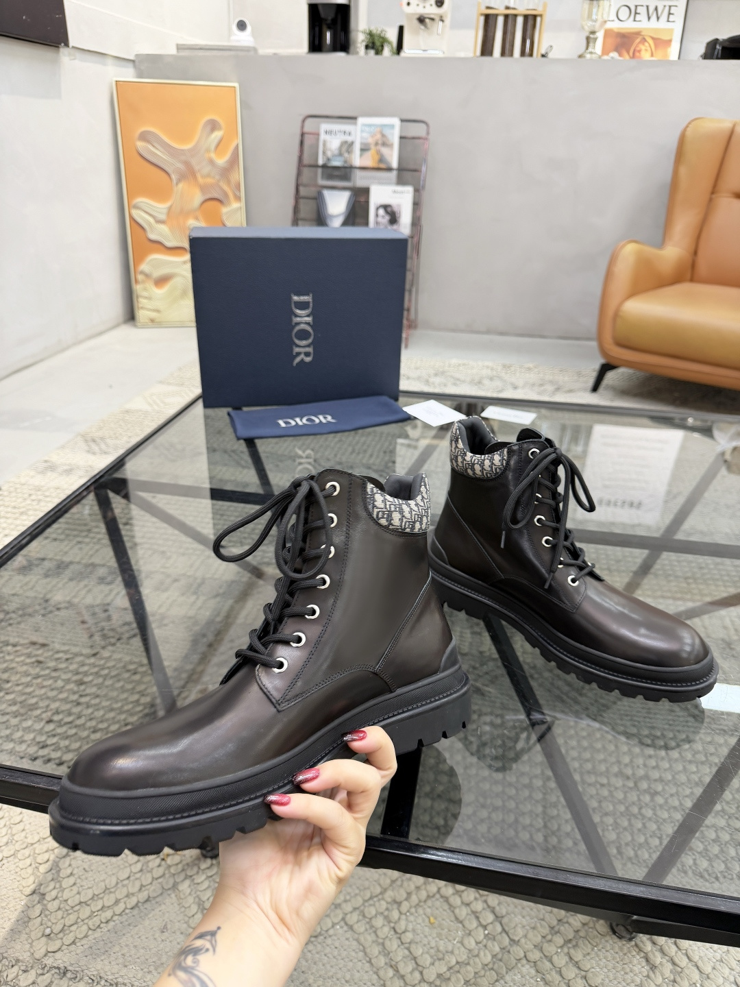 P500 D 🔍顶级代购🇮🇹 迪 炸街男神高帮靴子休闲皮鞋新品来袭超人气爆款专柜同步，鞋面意大利进口原版光滑牛皮搭配D布面料，高品质走线D标志复杂拼接工艺，透气舒适牛皮内里垫，增高时尚版面男神风格，鞋底：原厂特供原版橡胶大底，独家活动成型底超级舒适，原厂跟单货 🔍🔍高品质，可随意进出专柜，欢迎对比，码数 39-44（订 38 45 ）