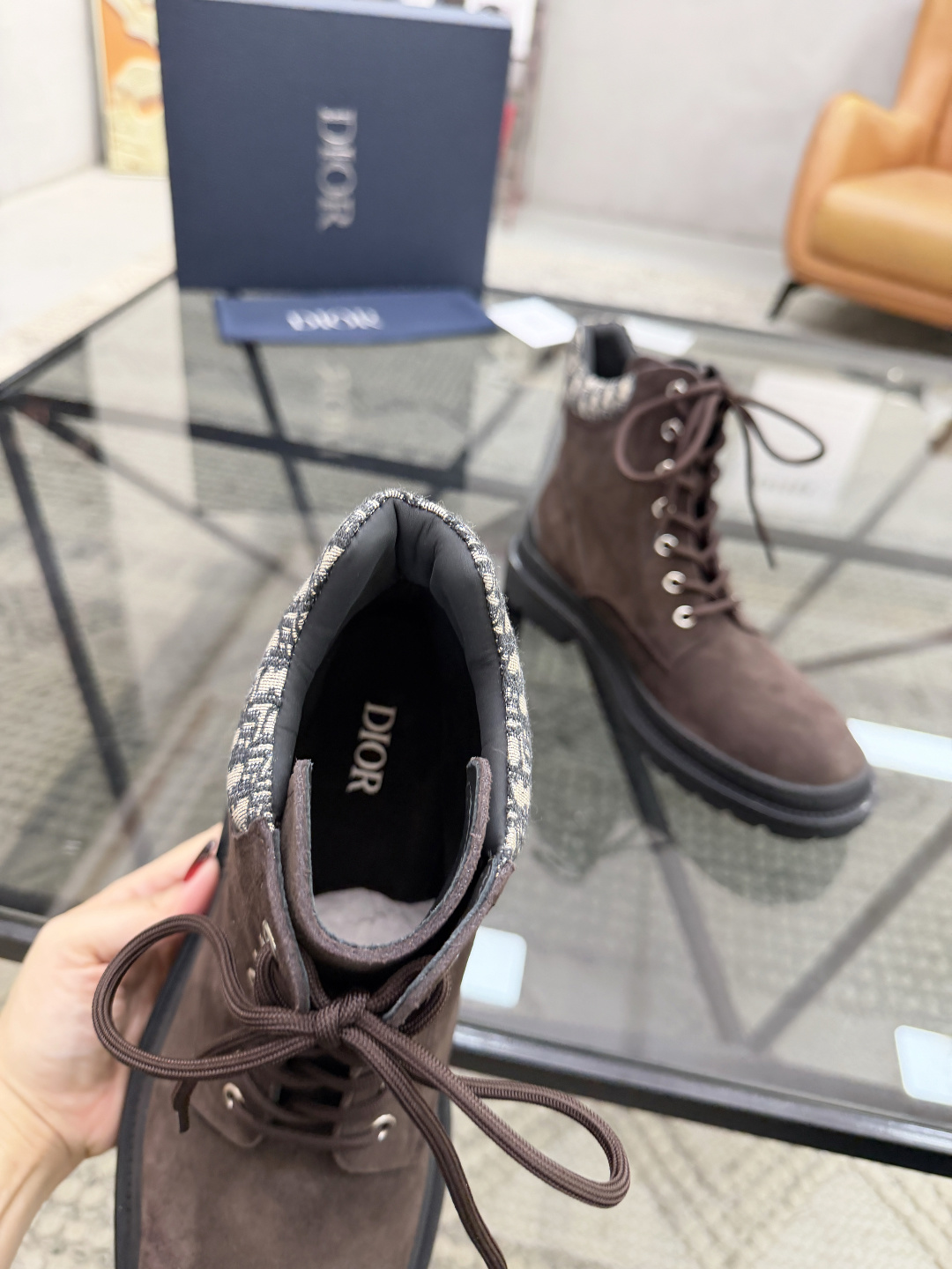 P500 D 🔍顶级代购🇮🇹 迪 炸街男神高帮靴子休闲皮鞋新品来袭超人气爆款专柜同步，鞋面意大利进口原版反绒牛皮搭配D布面料，高品质走线D标志复杂拼接工艺，透气舒适牛皮内里垫，增高时尚版面男神风格，鞋底：原厂特供原版橡胶大底，独家活动成型底超级舒适，原厂跟单货 🔍🔍高品质，可随意进出专柜，欢迎对比，码数 39-44（订 38 45 ）