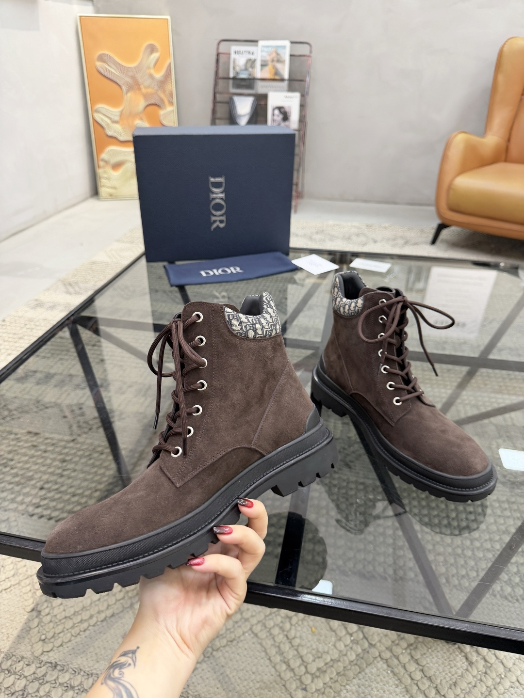 P500 D 🔍顶级代购🇮🇹 迪 炸街男神高帮靴子休闲皮鞋新品来袭超人气爆款专柜同步，鞋面意大利进口原版反绒牛皮搭配D布面料，高品质走线D标志复杂拼接工艺，透气舒适牛皮内里垫，增高时尚版面男神风格，鞋底：原厂特供原版橡胶大底，独家活动成型底超级舒适，原厂跟单货 🔍🔍高品质，可随意进出专柜，欢迎对比，码数 39-44（订 38 45 ）