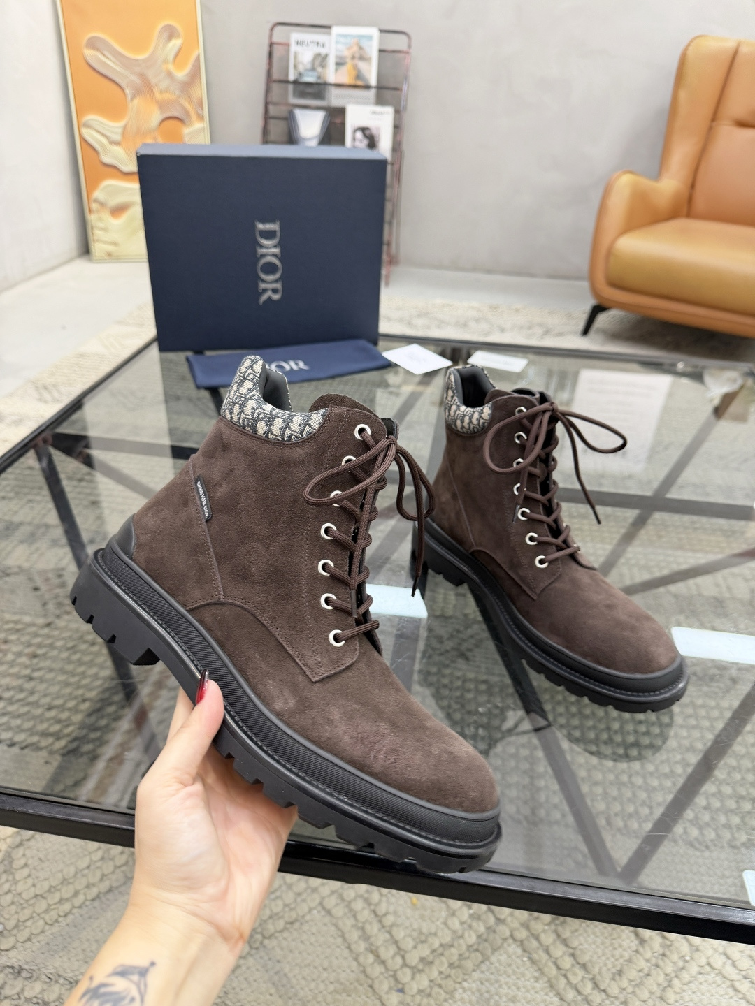 P500 D 🔍顶级代购🇮🇹 迪 炸街男神高帮靴子休闲皮鞋新品来袭超人气爆款专柜同步，鞋面意大利进口原版反绒牛皮搭配D布面料，高品质走线D标志复杂拼接工艺，透气舒适牛皮内里垫，增高时尚版面男神风格，鞋底：原厂特供原版橡胶大底，独家活动成型底超级舒适，原厂跟单货 🔍🔍高品质，可随意进出专柜，欢迎对比，码数 39-44（订 38 45 ）