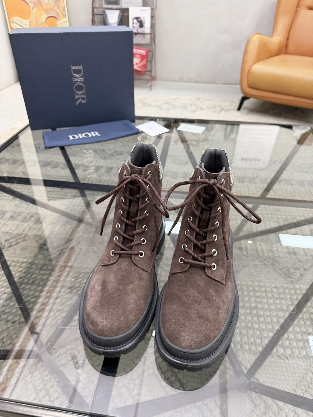 P500 D 🔍顶级代购🇮🇹 迪 炸街男神高帮靴子休闲皮鞋新品来袭超人气爆款专柜同步，鞋面意大利进口原版反绒牛皮搭配D布面料，高品质走线D标志复杂拼接工艺，透气舒适牛皮内里垫，增高时尚版面男神风格，鞋底：原厂特供原版橡胶大底，独家活动成型底超级舒适，原厂跟单货 🔍🔍高品质，可随意进出专柜，欢迎对比，码数 39-44（订 38 45 ）