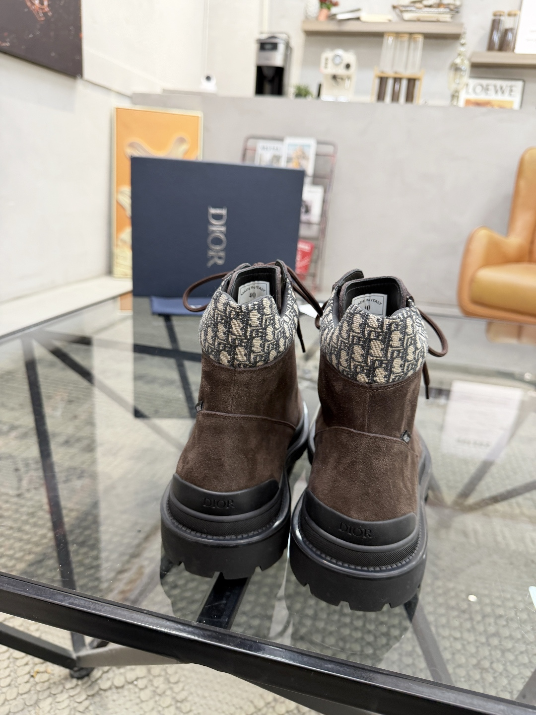 P500 D 🔍顶级代购🇮🇹 迪 炸街男神高帮靴子休闲皮鞋新品来袭超人气爆款专柜同步，鞋面意大利进口原版反绒牛皮搭配D布面料，高品质走线D标志复杂拼接工艺，透气舒适牛皮内里垫，增高时尚版面男神风格，鞋底：原厂特供原版橡胶大底，独家活动成型底超级舒适，原厂跟单货 🔍🔍高品质，可随意进出专柜，欢迎对比，码数 39-44（订 38 45 ）