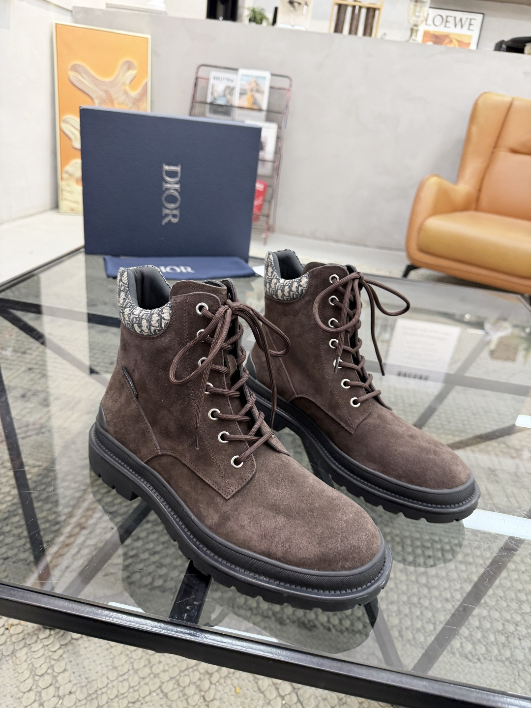 P500 D 🔍顶级代购🇮🇹 迪 炸街男神高帮靴子休闲皮鞋新品来袭超人气爆款专柜同步，鞋面意大利进口原版反绒牛皮搭配D布面料，高品质走线D标志复杂拼接工艺，透气舒适牛皮内里垫，增高时尚版面男神风格，鞋底：原厂特供原版橡胶大底，独家活动成型底超级舒适，原厂跟单货 🔍🔍高品质，可随意进出专柜，欢迎对比，码数 39-44（订 38 45 ）