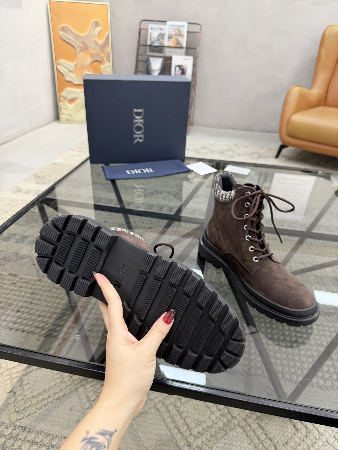 P500 D 🔍顶级代购🇮🇹 迪 炸街男神高帮靴子休闲皮鞋新品来袭超人气爆款专柜同步，鞋面意大利进口原版反绒牛皮搭配D布面料，高品质走线D标志复杂拼接工艺，透气舒适牛皮内里垫，增高时尚版面男神风格，鞋底：原厂特供原版橡胶大底，独家活动成型底超级舒适，原厂跟单货 🔍🔍高品质，可随意进出专柜，欢迎对比，码数 39-44（订 38 45 ）