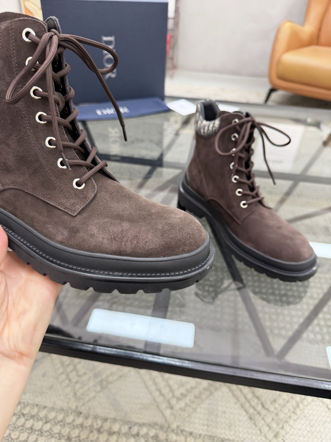 P500 D 🔍顶级代购🇮🇹 迪 炸街男神高帮靴子休闲皮鞋新品来袭超人气爆款专柜同步，鞋面意大利进口原版反绒牛皮搭配D布面料，高品质走线D标志复杂拼接工艺，透气舒适牛皮内里垫，增高时尚版面男神风格，鞋底：原厂特供原版橡胶大底，独家活动成型底超级舒适，原厂跟单货 🔍🔍高品质，可随意进出专柜，欢迎对比，码数 39-44（订 38 45 ）