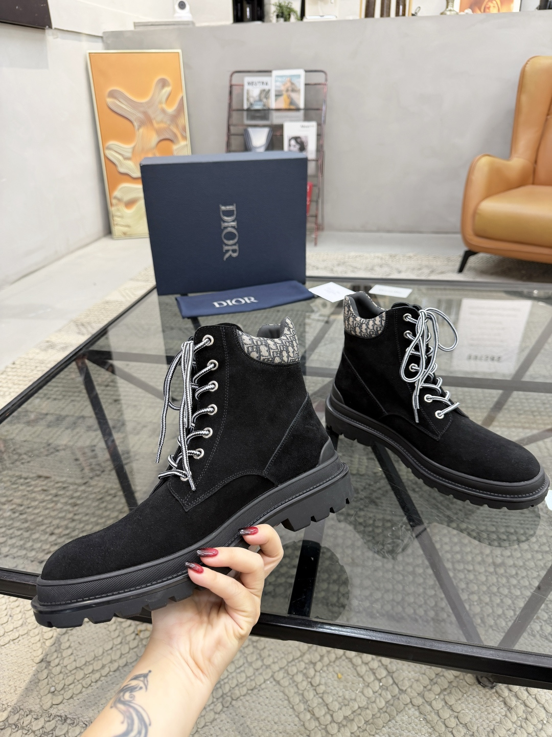 P500 D 🔍顶级代购🇮🇹 迪 炸街男神高帮靴子休闲皮鞋新品来袭超人气爆款专柜同步，鞋面意大利进口原版反绒牛皮搭配D布面料，高品质走线D标志复杂拼接工艺，透气舒适牛皮内里垫，增高时尚版面男神风格，鞋底：原厂特供原版橡胶大底，独家活动成型底超级舒适，原厂跟单货 🔍🔍高品质，可随意进出专柜，欢迎对比，码数 39-44（订 38 45 ）