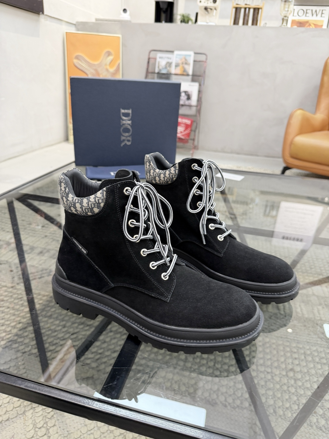 P500 D 🔍顶级代购🇮🇹 迪 炸街男神高帮靴子休闲皮鞋新品来袭超人气爆款专柜同步，鞋面意大利进口原版反绒牛皮搭配D布面料，高品质走线D标志复杂拼接工艺，透气舒适牛皮内里垫，增高时尚版面男神风格，鞋底：原厂特供原版橡胶大底，独家活动成型底超级舒适，原厂跟单货 🔍🔍高品质，可随意进出专柜，欢迎对比，码数 39-44（订 38 45 ）