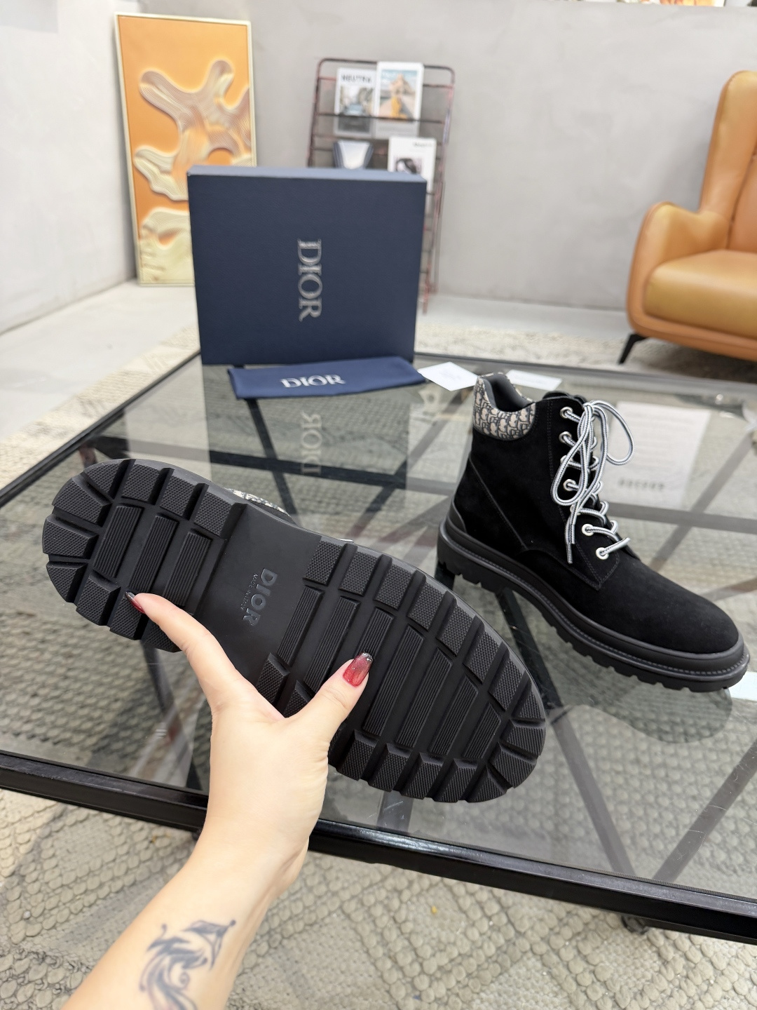 P500 D 🔍顶级代购🇮🇹 迪 炸街男神高帮靴子休闲皮鞋新品来袭超人气爆款专柜同步，鞋面意大利进口原版反绒牛皮搭配D布面料，高品质走线D标志复杂拼接工艺，透气舒适牛皮内里垫，增高时尚版面男神风格，鞋底：原厂特供原版橡胶大底，独家活动成型底超级舒适，原厂跟单货 🔍🔍高品质，可随意进出专柜，欢迎对比，码数 39-44（订 38 45 ）