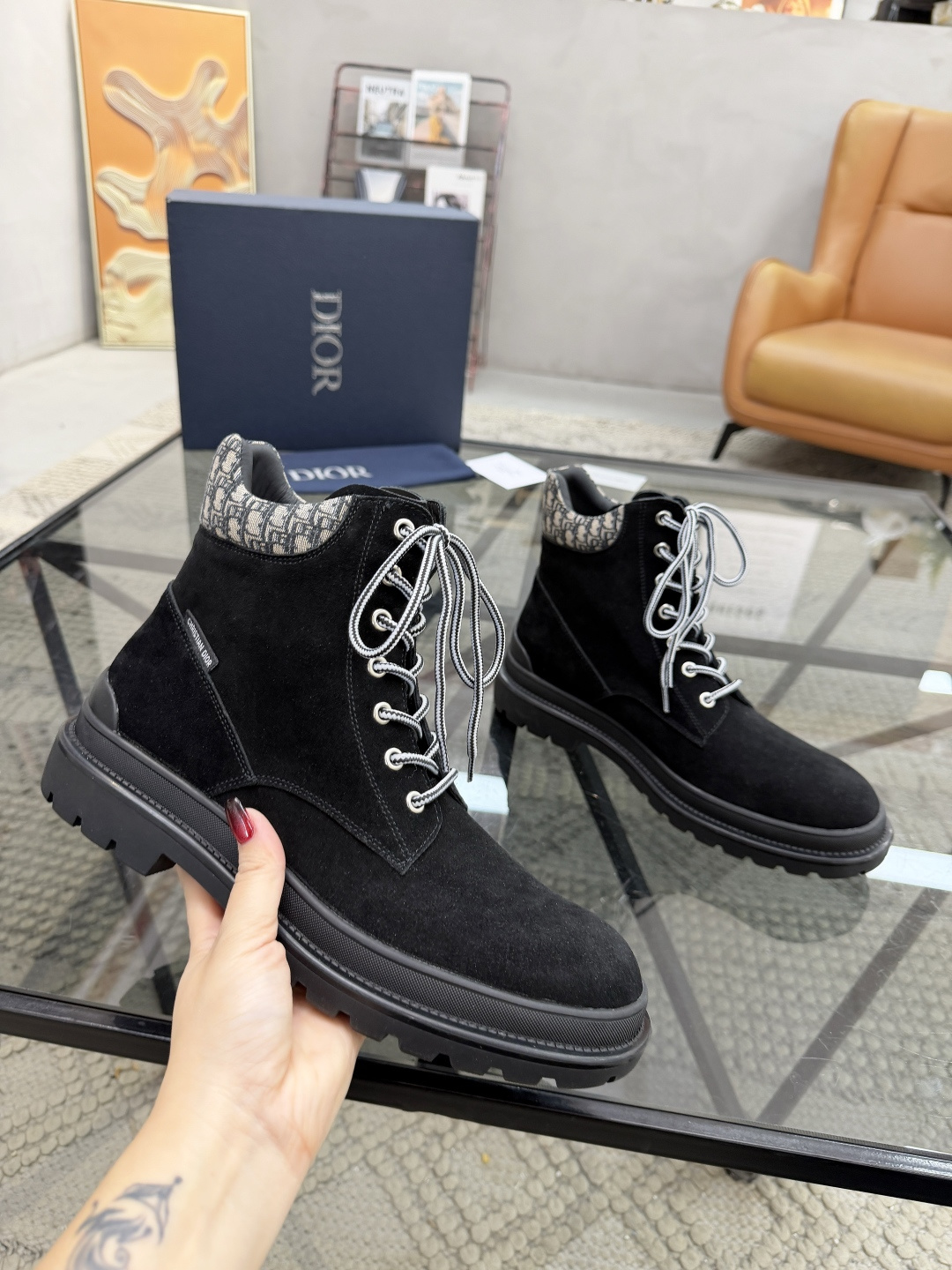 P500 D 🔍顶级代购🇮🇹 迪 炸街男神高帮靴子休闲皮鞋新品来袭超人气爆款专柜同步，鞋面意大利进口原版反绒牛皮搭配D布面料，高品质走线D标志复杂拼接工艺，透气舒适牛皮内里垫，增高时尚版面男神风格，鞋底：原厂特供原版橡胶大底，独家活动成型底超级舒适，原厂跟单货 🔍🔍高品质，可随意进出专柜，欢迎对比，码数 39-44（订 38 45 ）