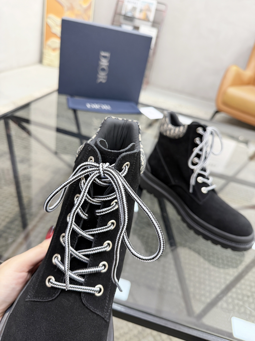 P500 D 🔍顶级代购🇮🇹 迪 炸街男神高帮靴子休闲皮鞋新品来袭超人气爆款专柜同步，鞋面意大利进口原版反绒牛皮搭配D布面料，高品质走线D标志复杂拼接工艺，透气舒适牛皮内里垫，增高时尚版面男神风格，鞋底：原厂特供原版橡胶大底，独家活动成型底超级舒适，原厂跟单货 🔍🔍高品质，可随意进出专柜，欢迎对比，码数 39-44（订 38 45 ）