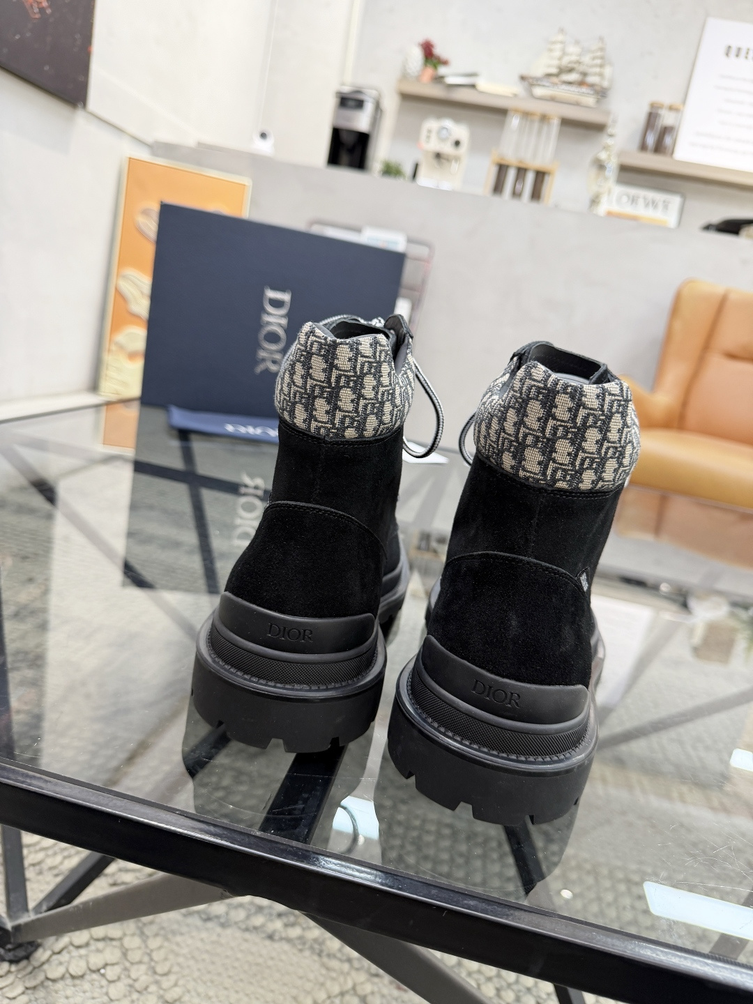 P500 D 🔍顶级代购🇮🇹 迪 炸街男神高帮靴子休闲皮鞋新品来袭超人气爆款专柜同步，鞋面意大利进口原版反绒牛皮搭配D布面料，高品质走线D标志复杂拼接工艺，透气舒适牛皮内里垫，增高时尚版面男神风格，鞋底：原厂特供原版橡胶大底，独家活动成型底超级舒适，原厂跟单货 🔍🔍高品质，可随意进出专柜，欢迎对比，码数 39-44（订 38 45 ）